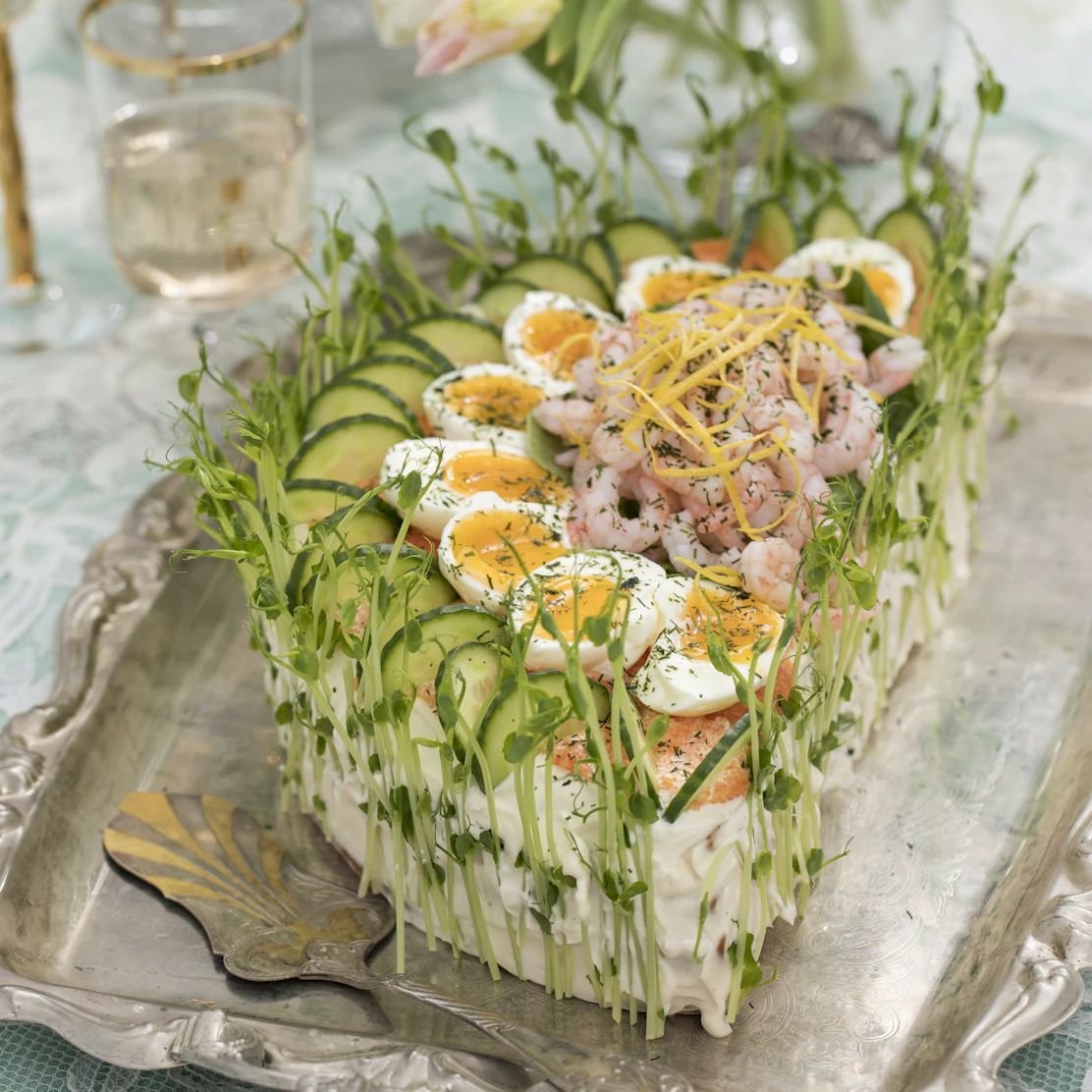 Smörgåstårta Med Räkor Recept – Snabb smörgåstårta med räkor och lax ...
