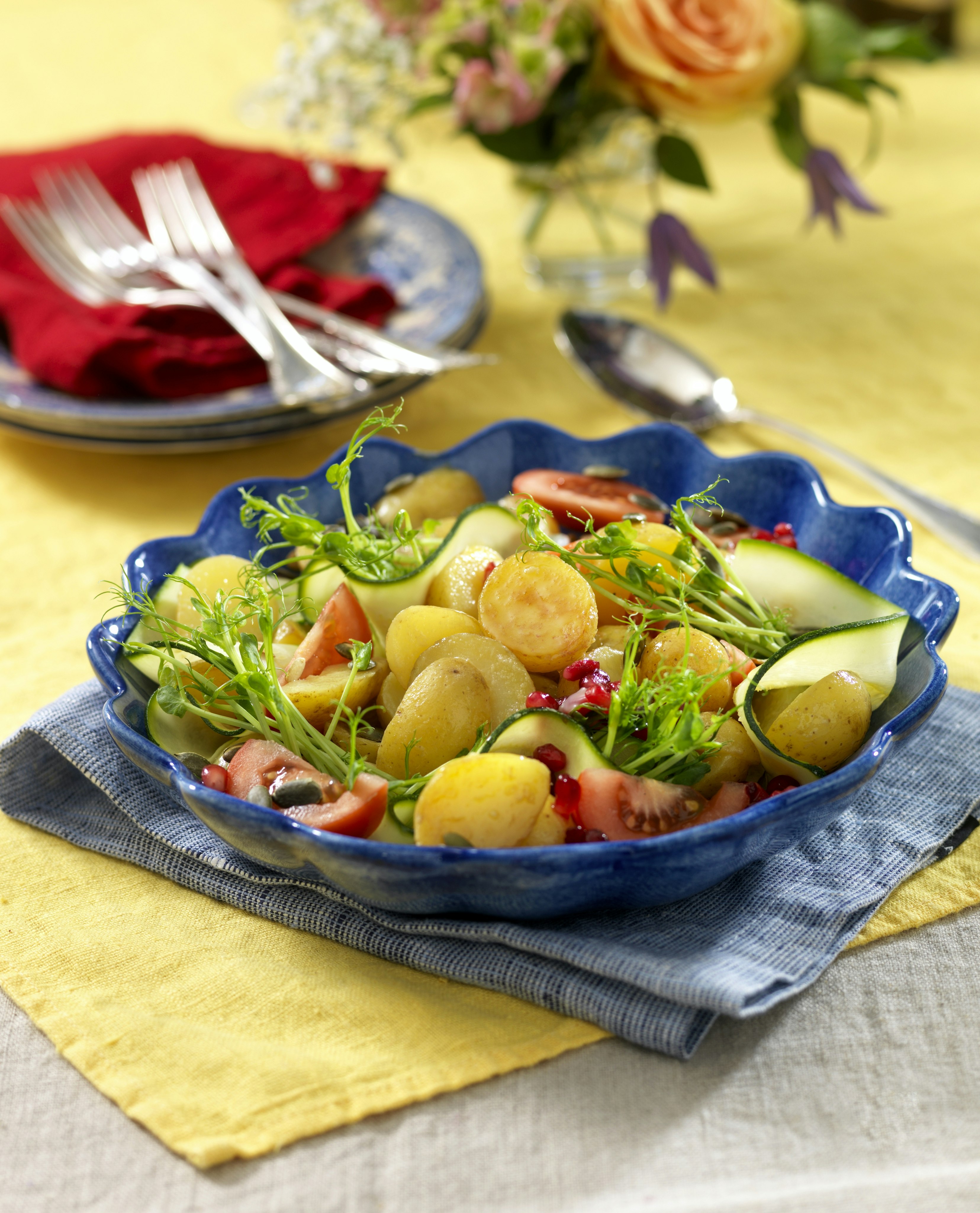 Smörkokt potatis med fräscha grönsaker