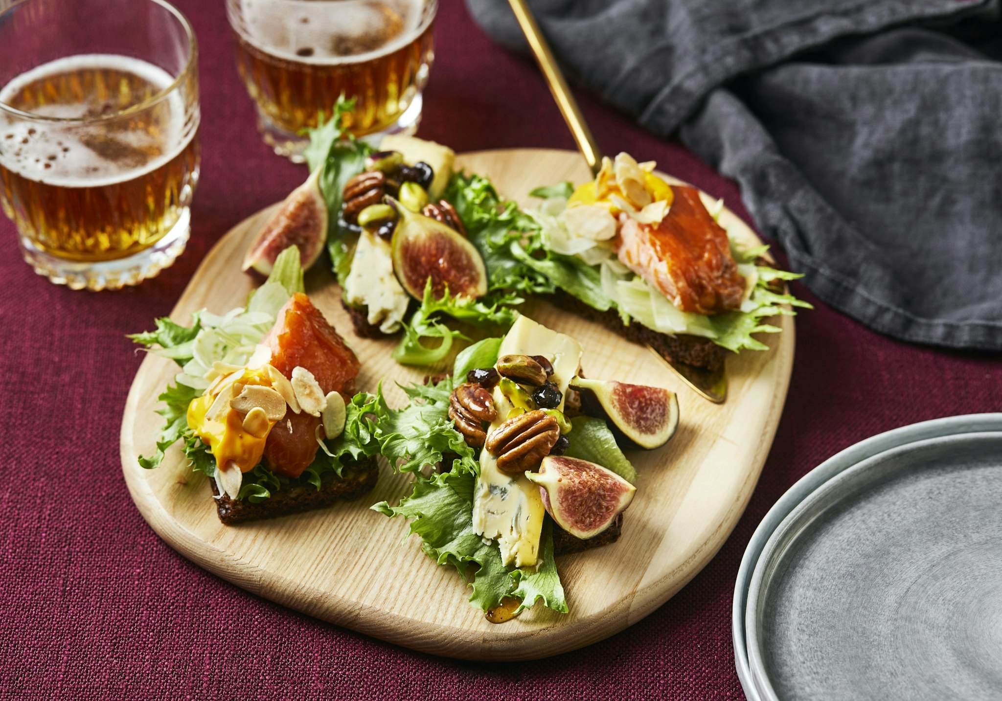 Smörrebröd med varmrökt lax och ädelost