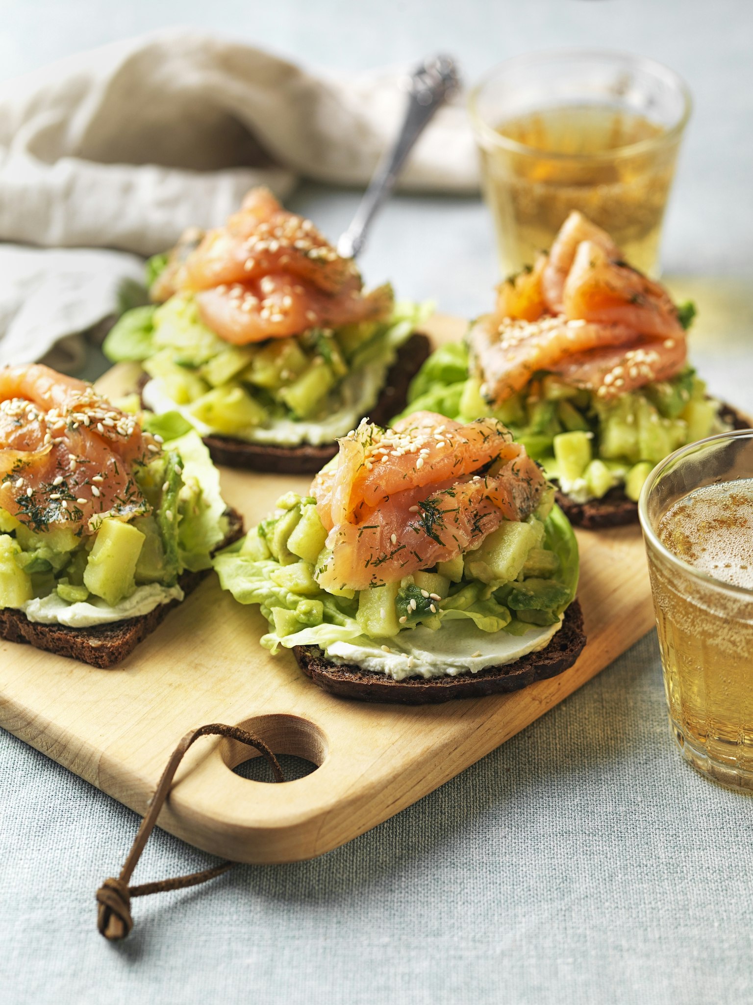 Smörrebröd med lax, avokado och wasabi