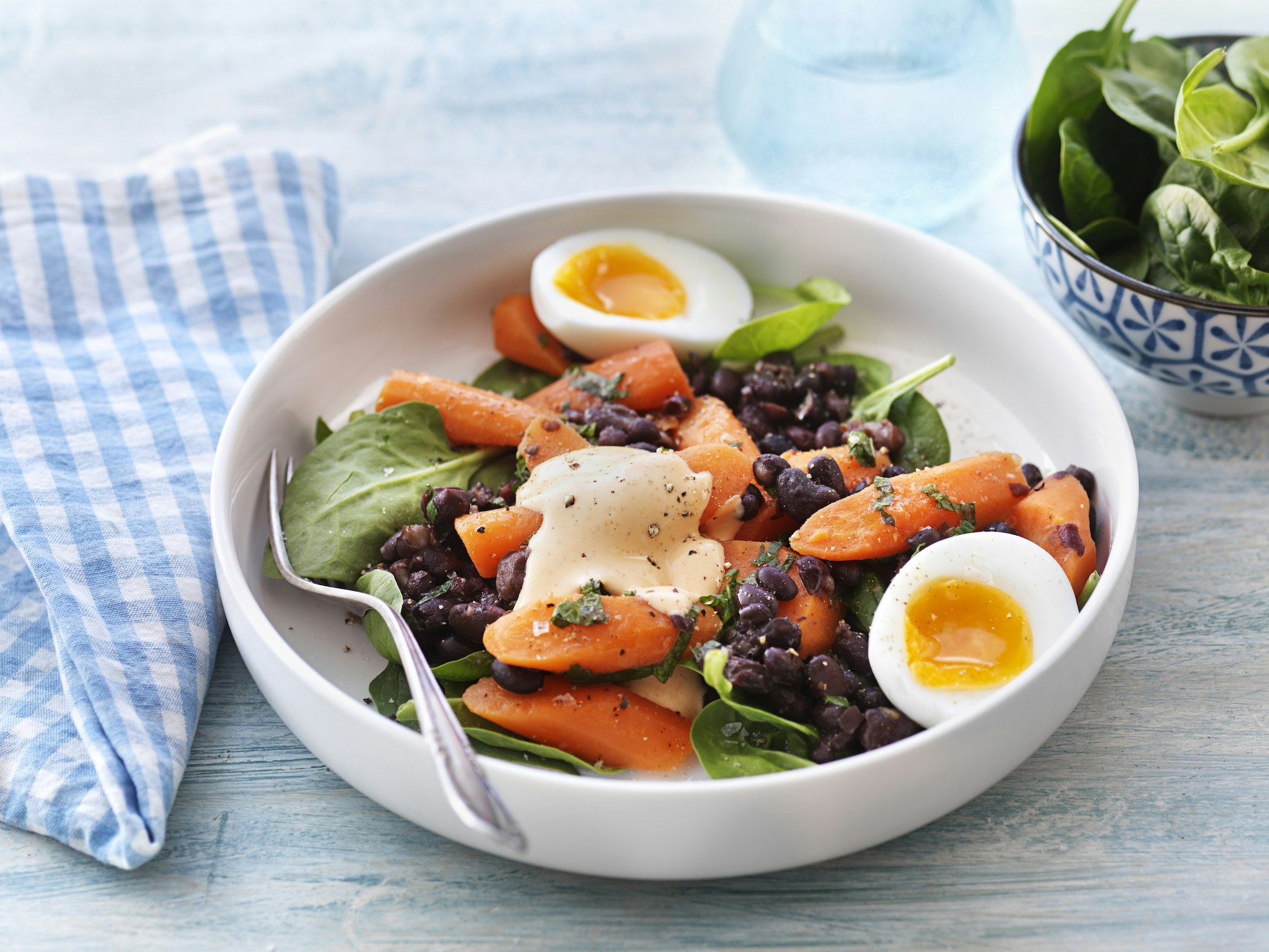 Morotssallad med bönor och ägg