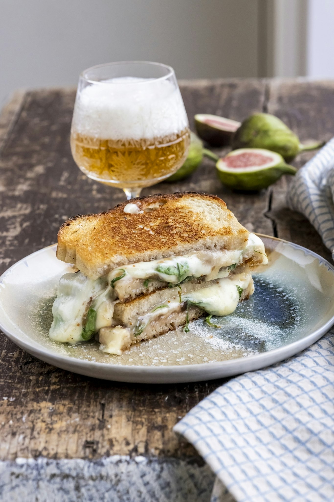 Toast med taleggio och fikonmarmelad