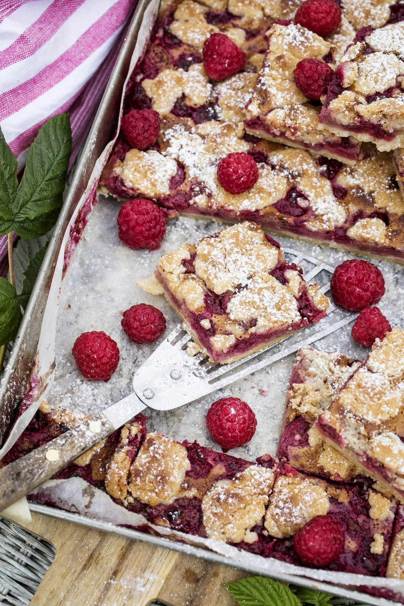 Smulpajsrutor med hallon och lakrits