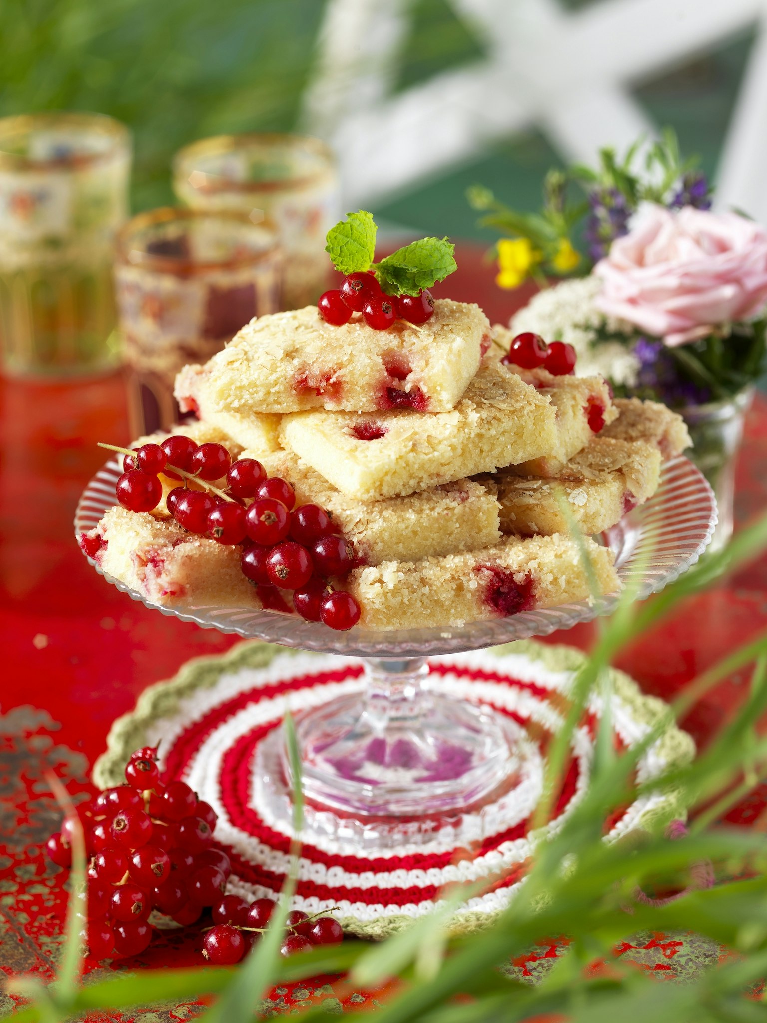 Smultoppad vinbärskaka