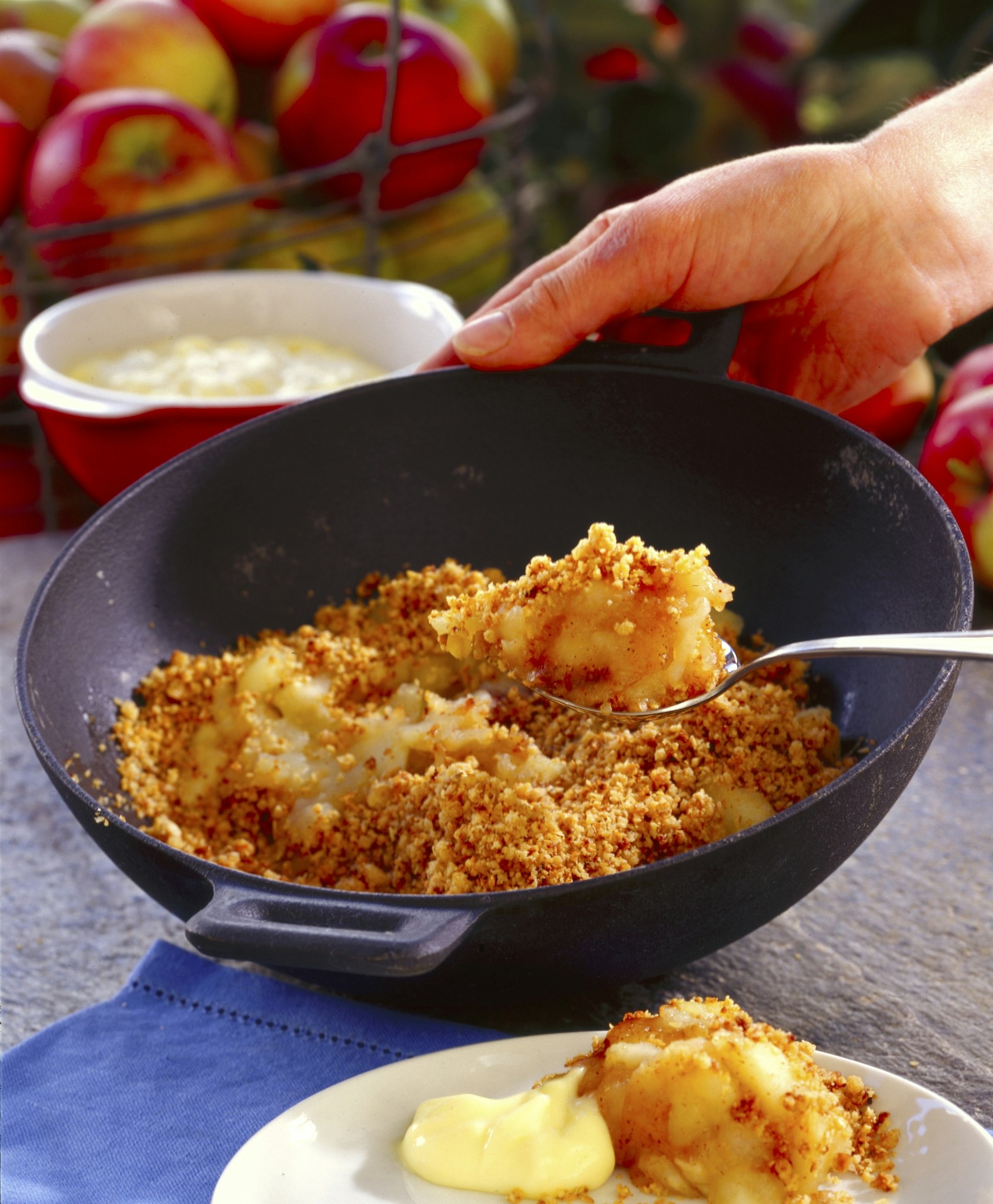 Snabb äppelkaka med havregryn och mandelmassa