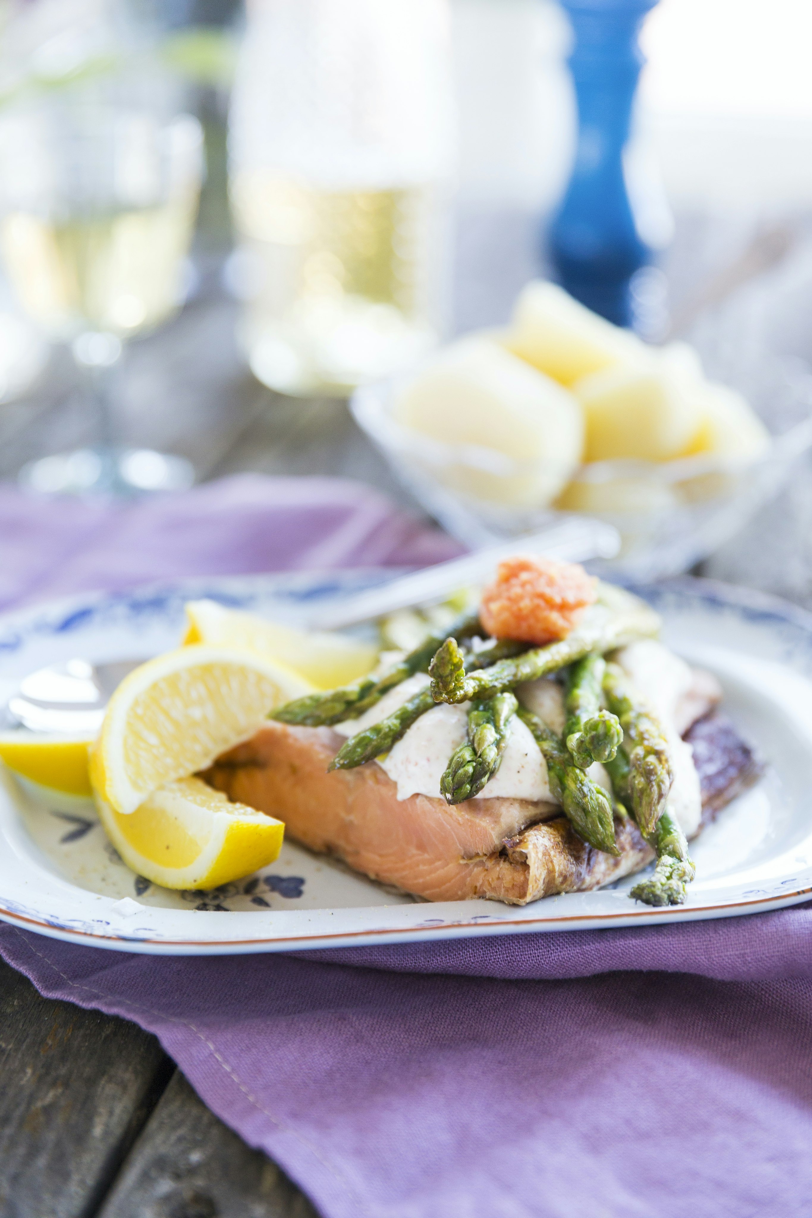 Snabb lax med sparris och romsås