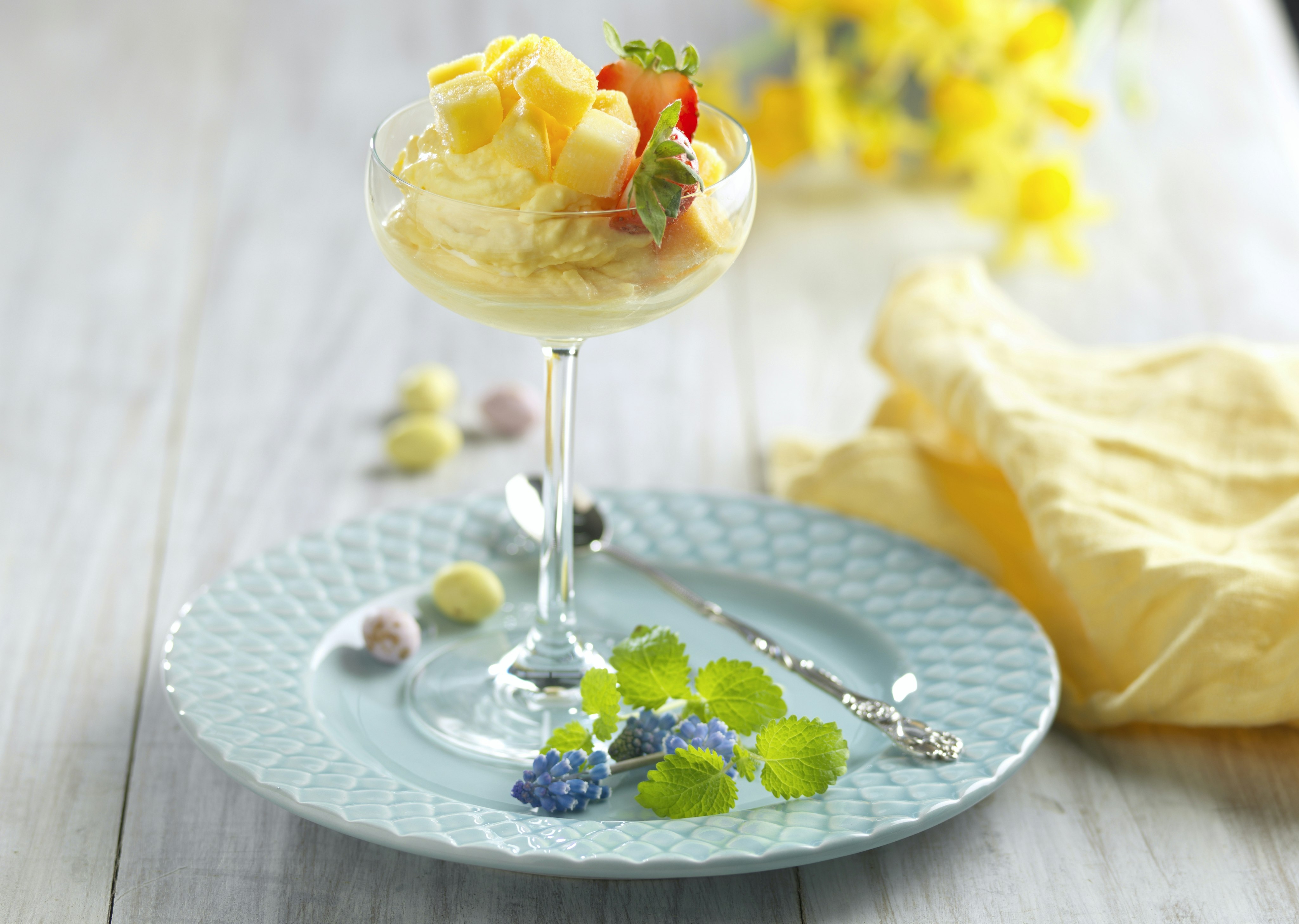 Snabb mangoglass med jordgubbar