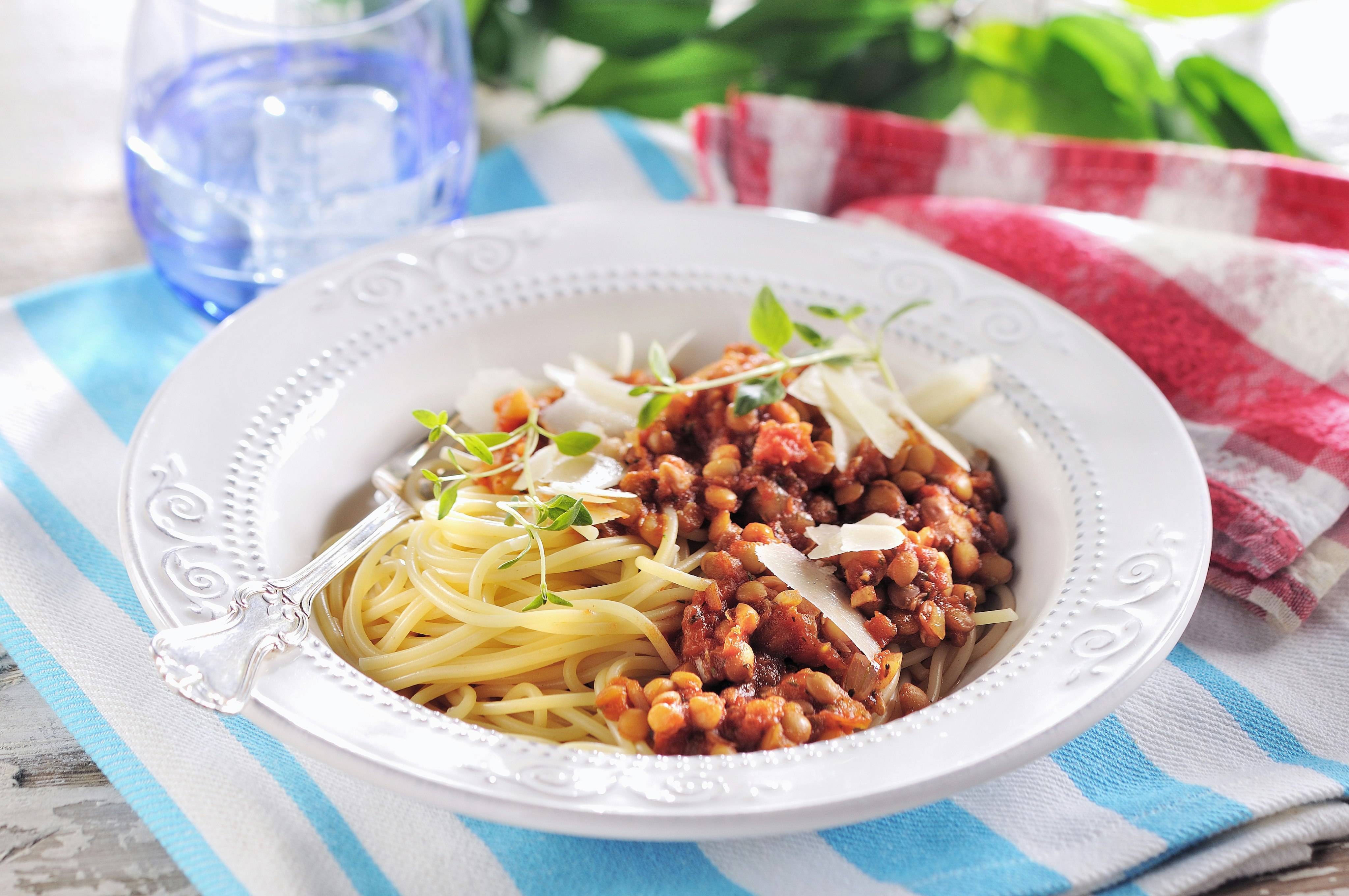 Snabb vegetarisk bolognese med spagetti och parmesan