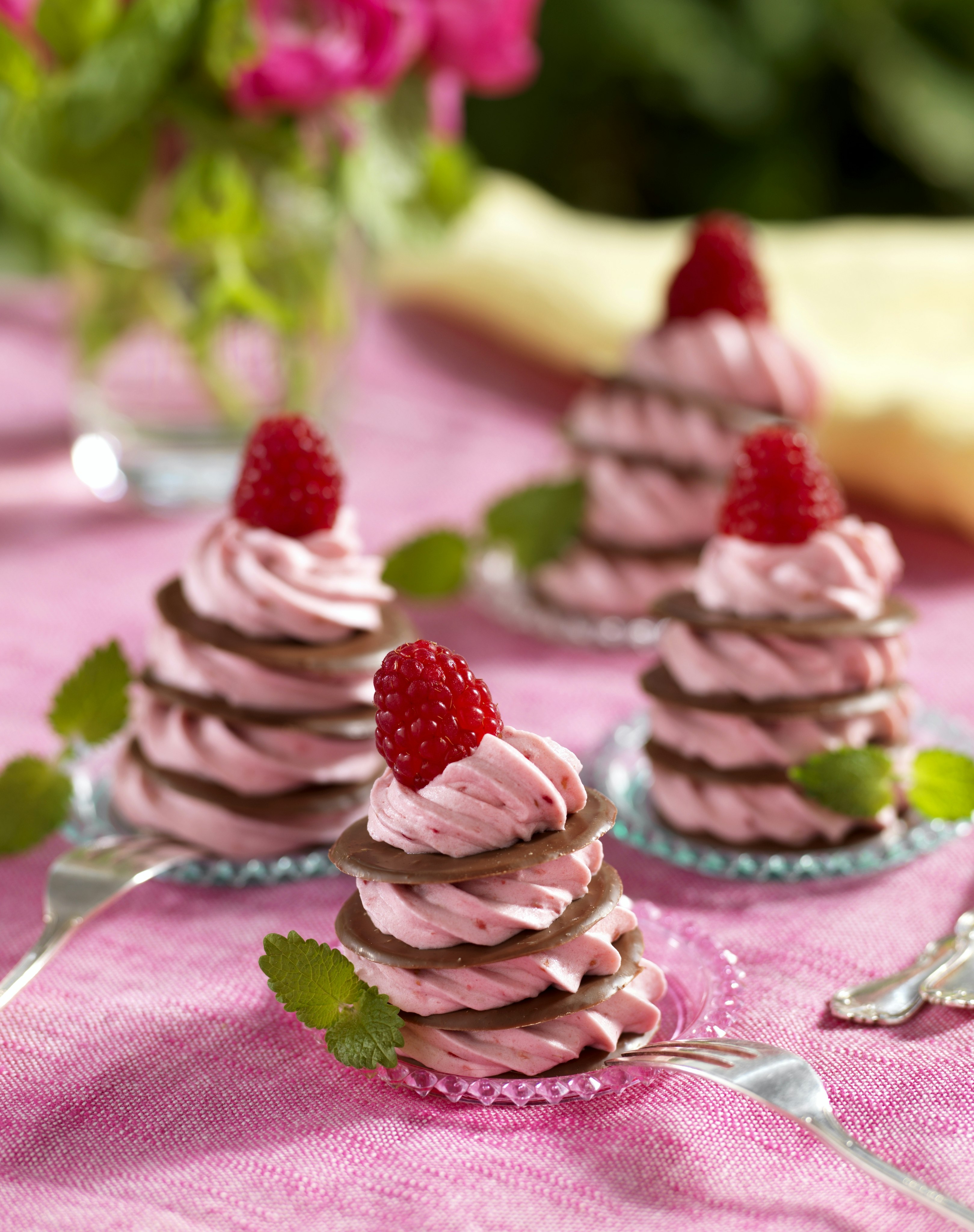 Snabba chokladbakelser med hallonmousse