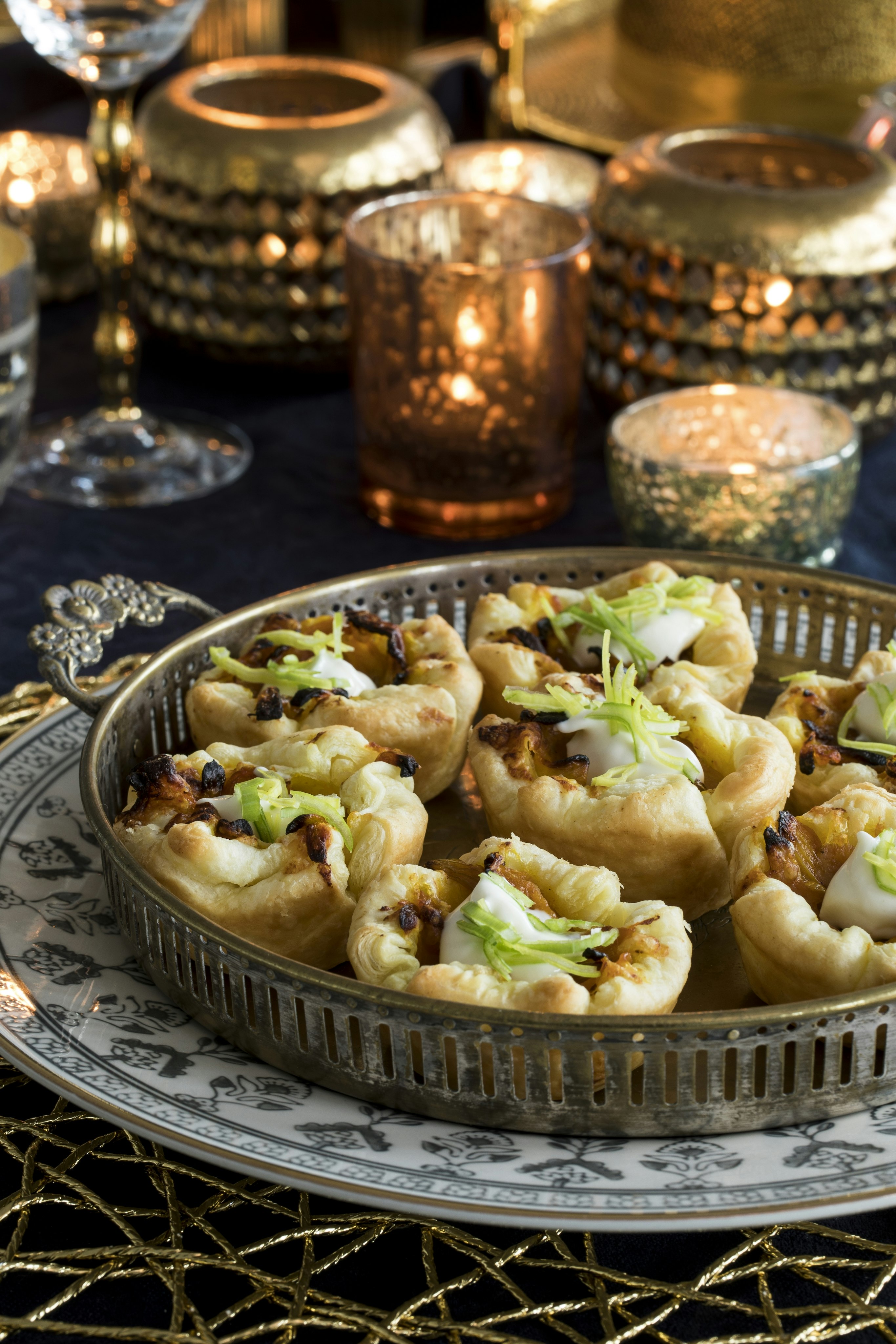 Snabba smördegspajer med lök och saffran