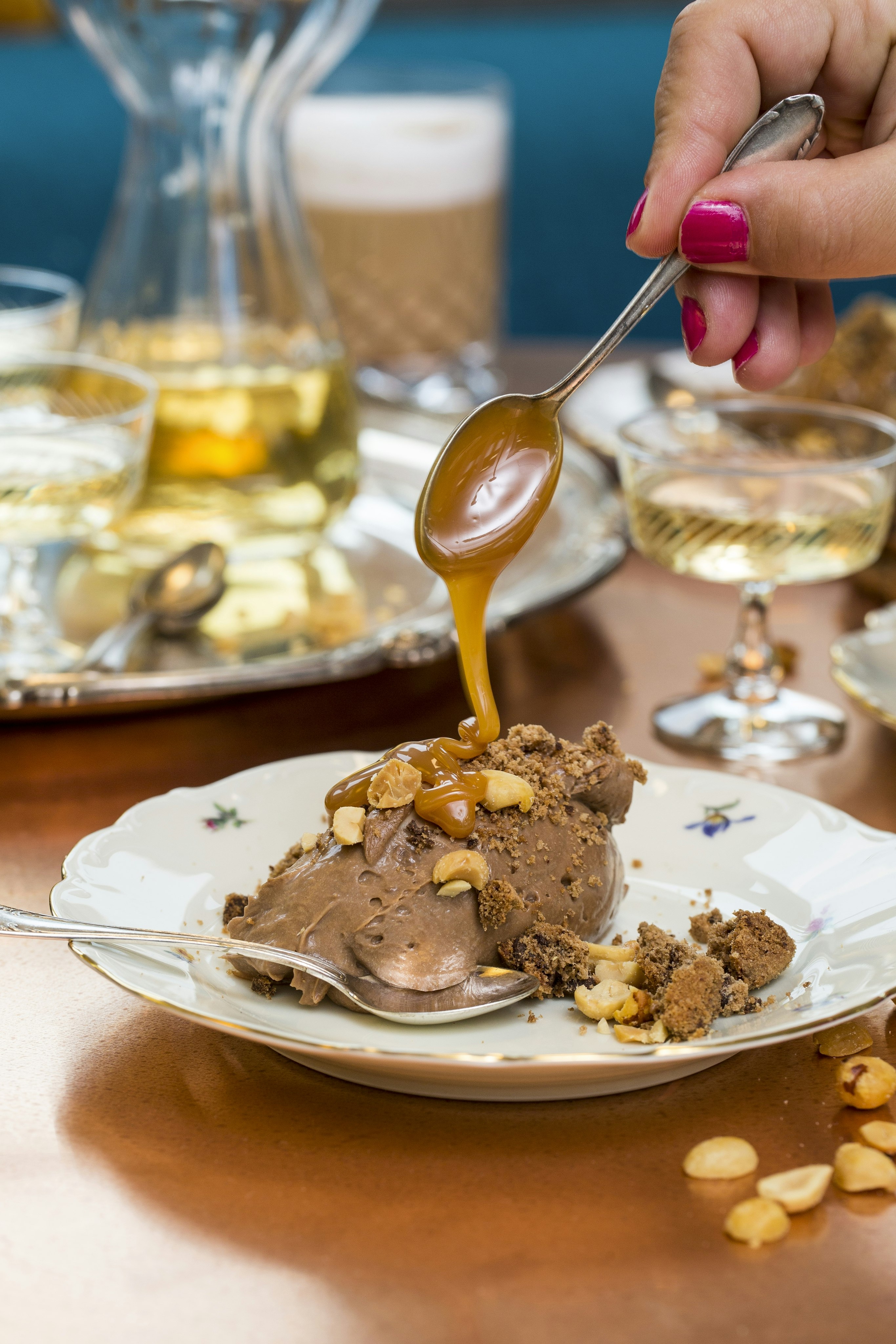 Snabb chokladmousse med cookies och kolasås