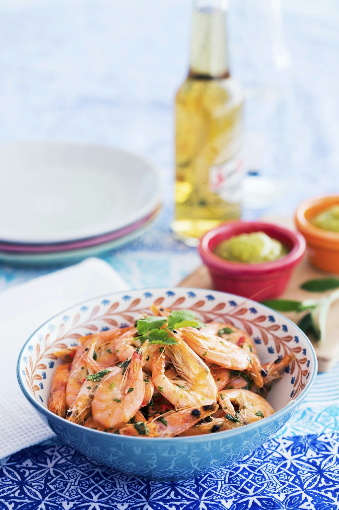 Snabbgrillade räkor med skal i limedressing