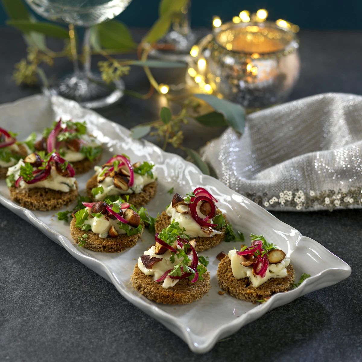 Snittar med gorgonzola och syltad rödlök
