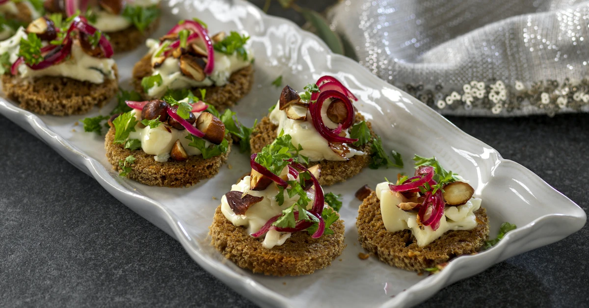 Snittar med gorgonzola och syltad rödlök