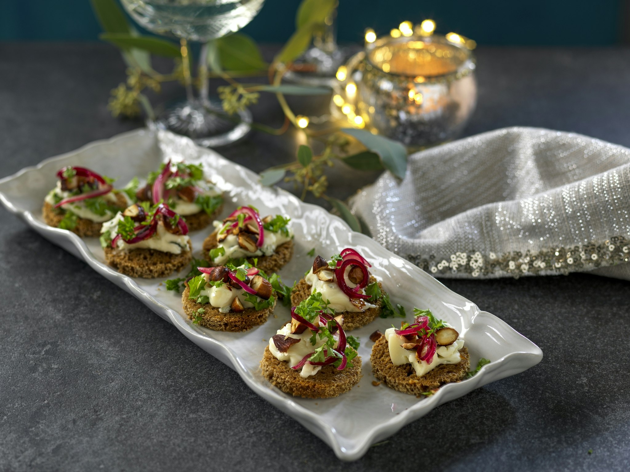Snittar med gorgonzola och syltad rödlök Snittar med gorgonzola och syltad rödlök