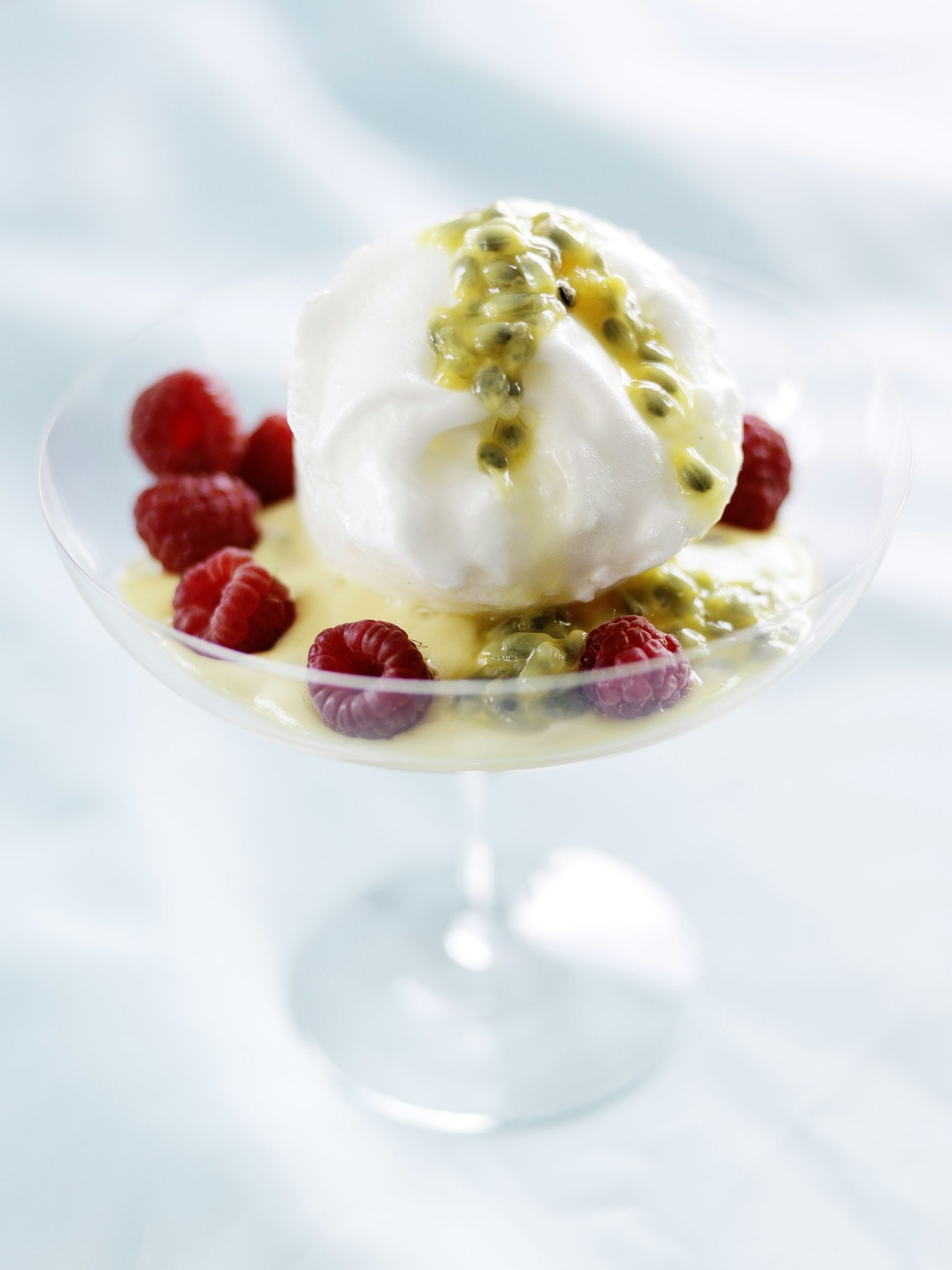 Snöägg med passionsfruktssabayon