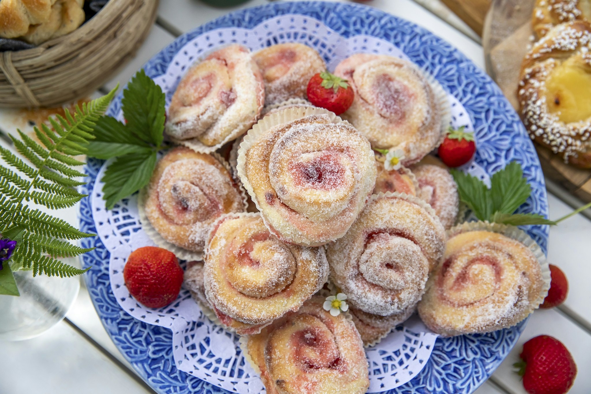 Sockerbullar med jordgubbsfyllning