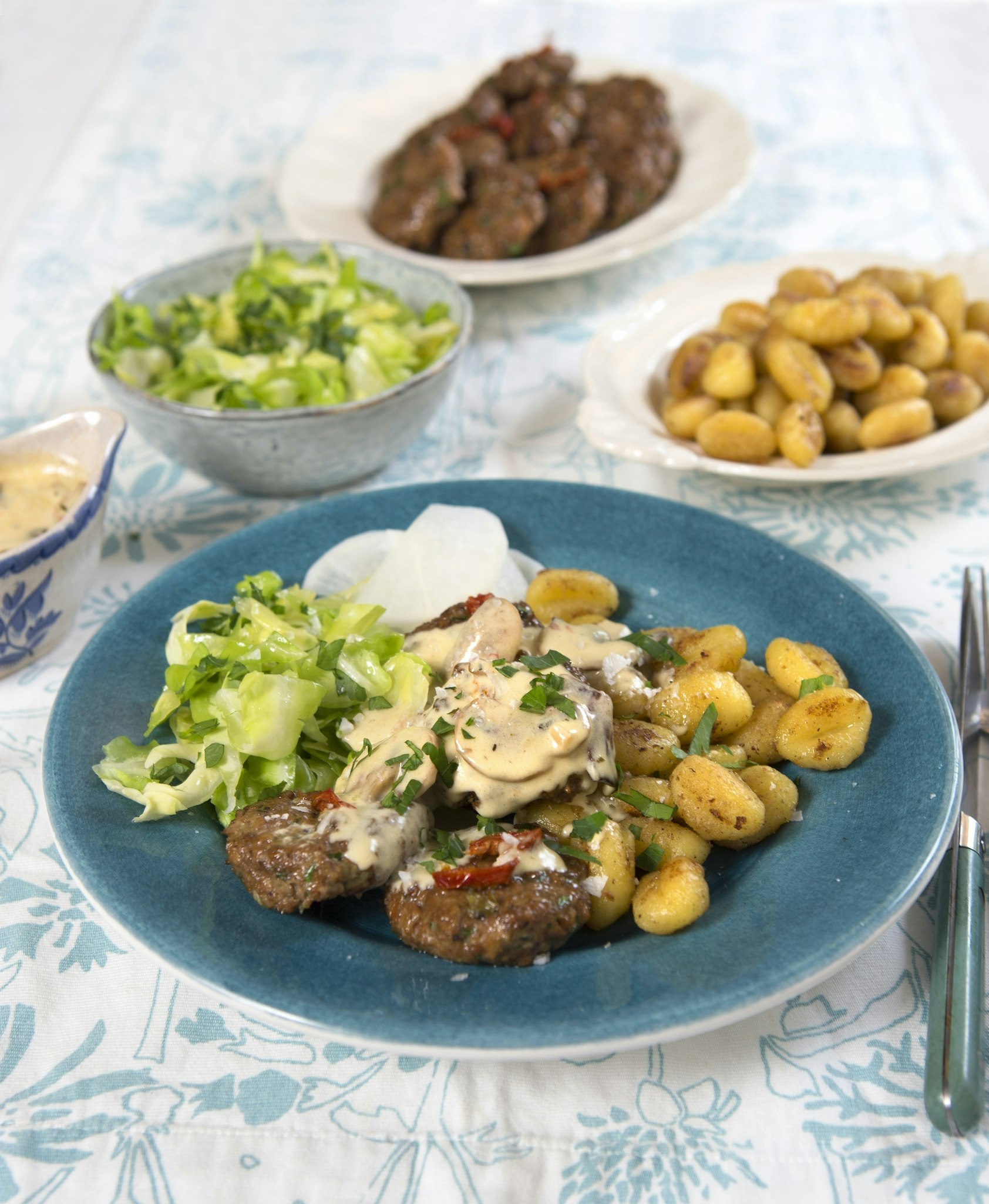 Sojabiffar med champinjonsås och stekt gnocchi