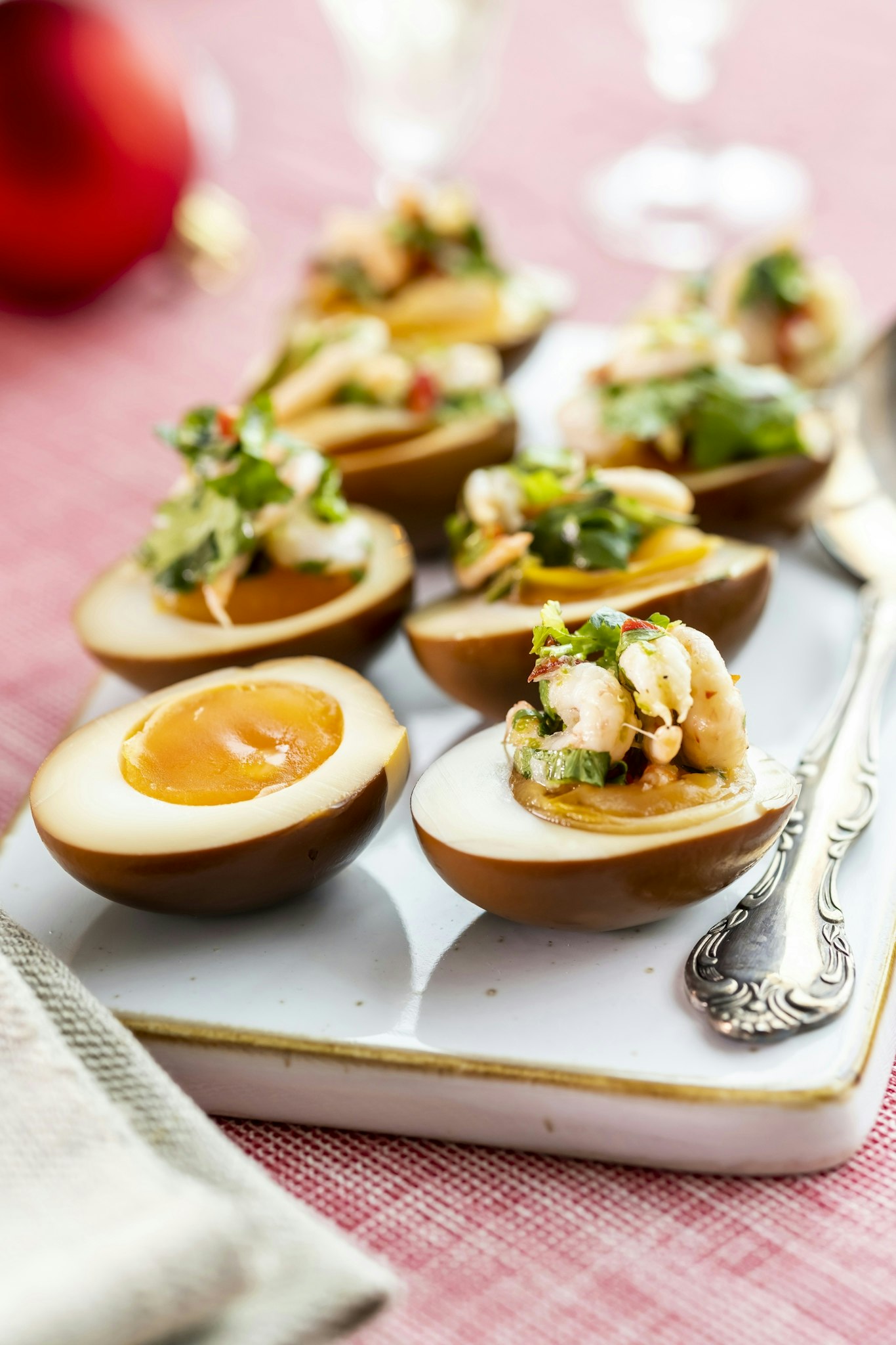 Sojapicklade ägg med asiatiska räkor