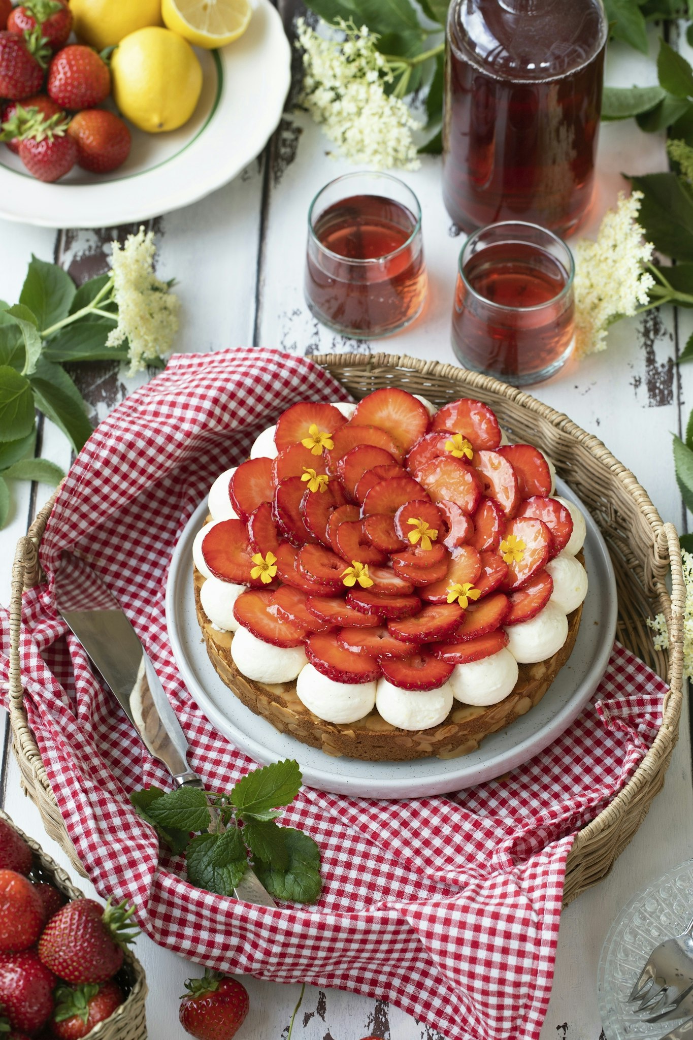 Sommartårta med jordgubbar