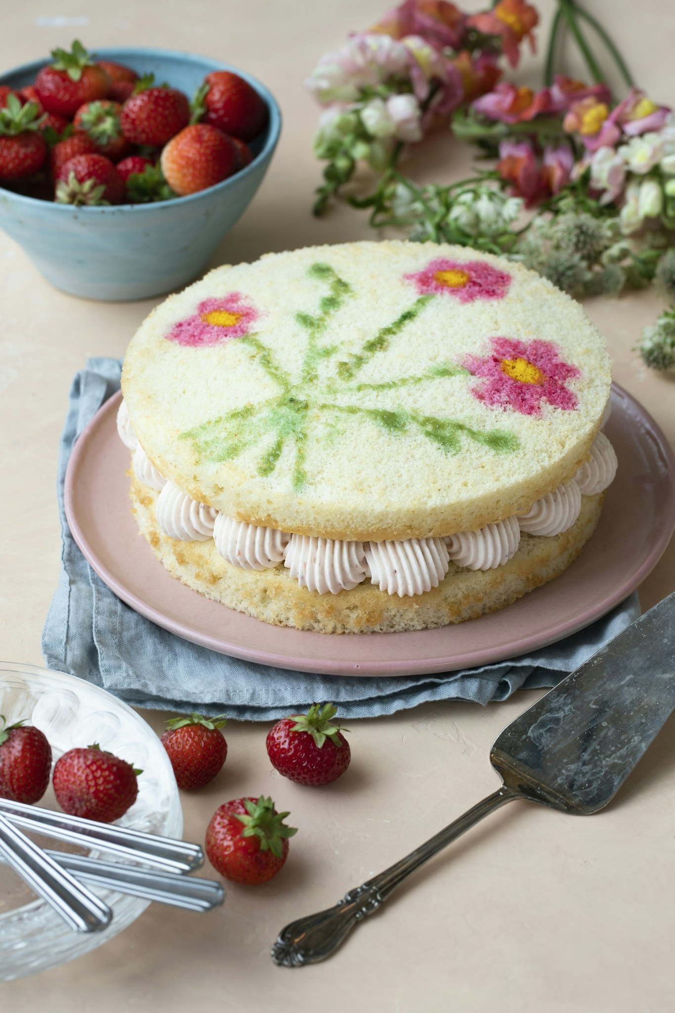 Somrig och vacker blomtårta