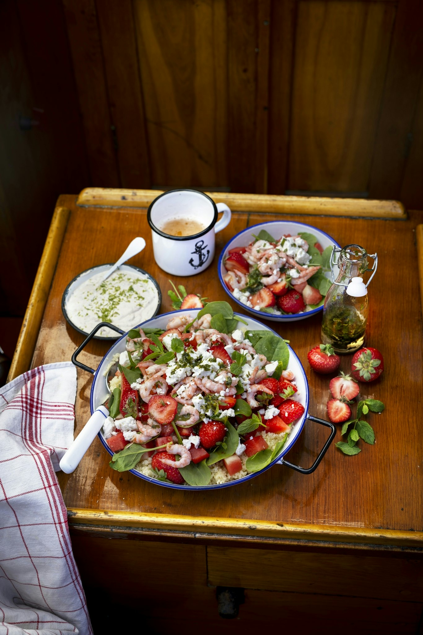 Somrig räk- och jordgubbssallad