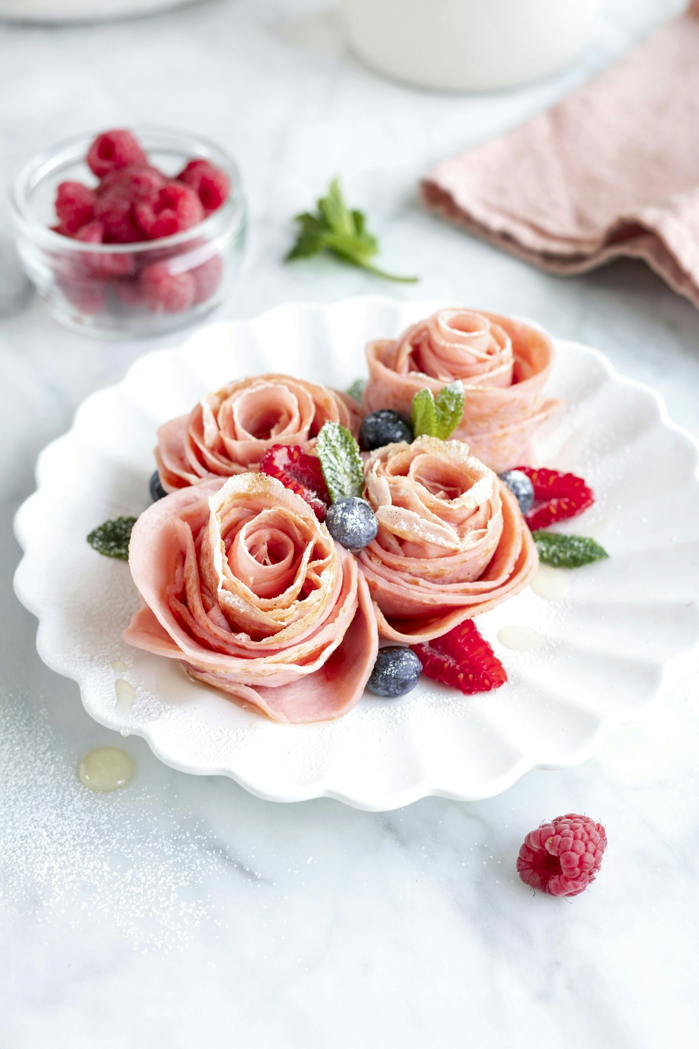 Söta rosafärgade ros-crepes