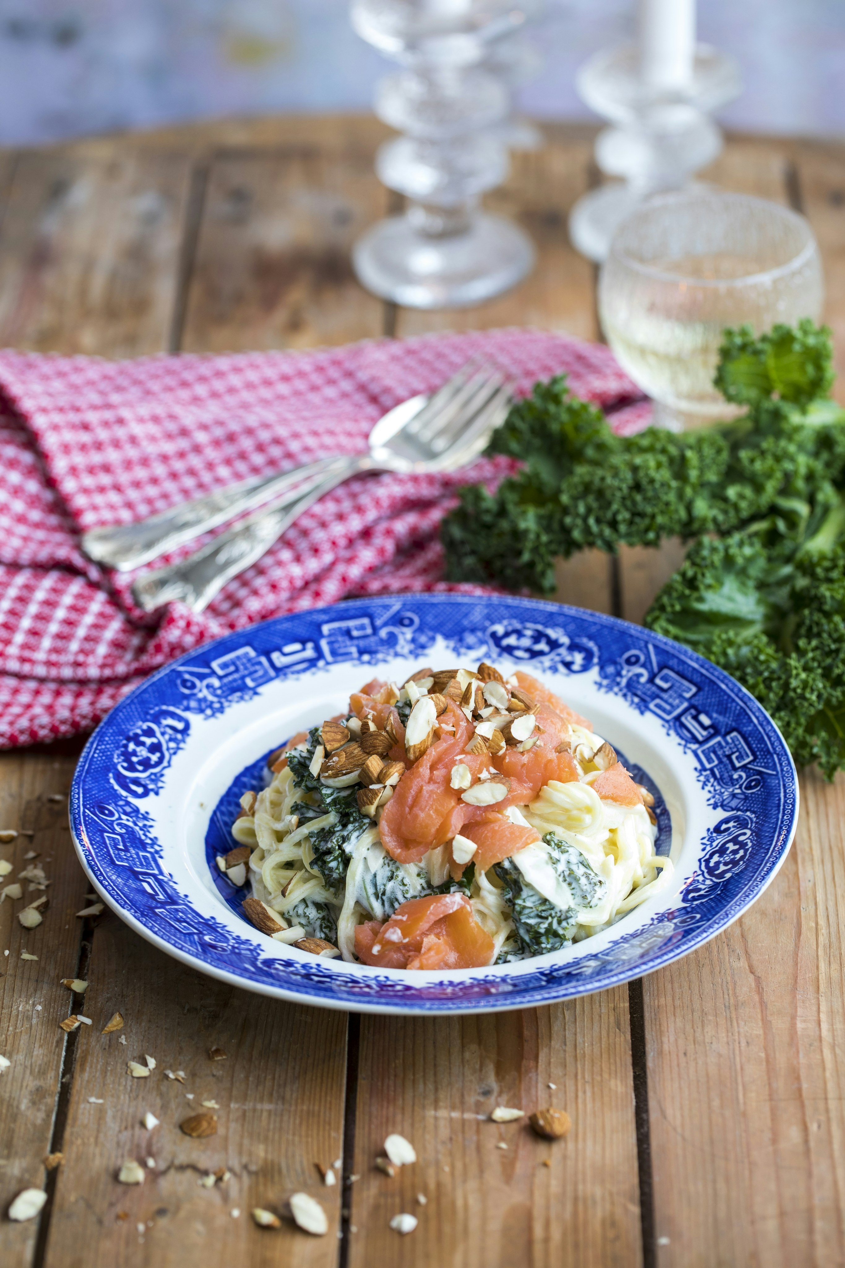 Spaghetti med kallrökt lax och mandlar