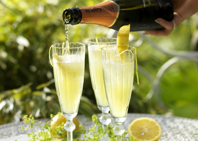 Bubblig drink med limoncello och citronsorbet.