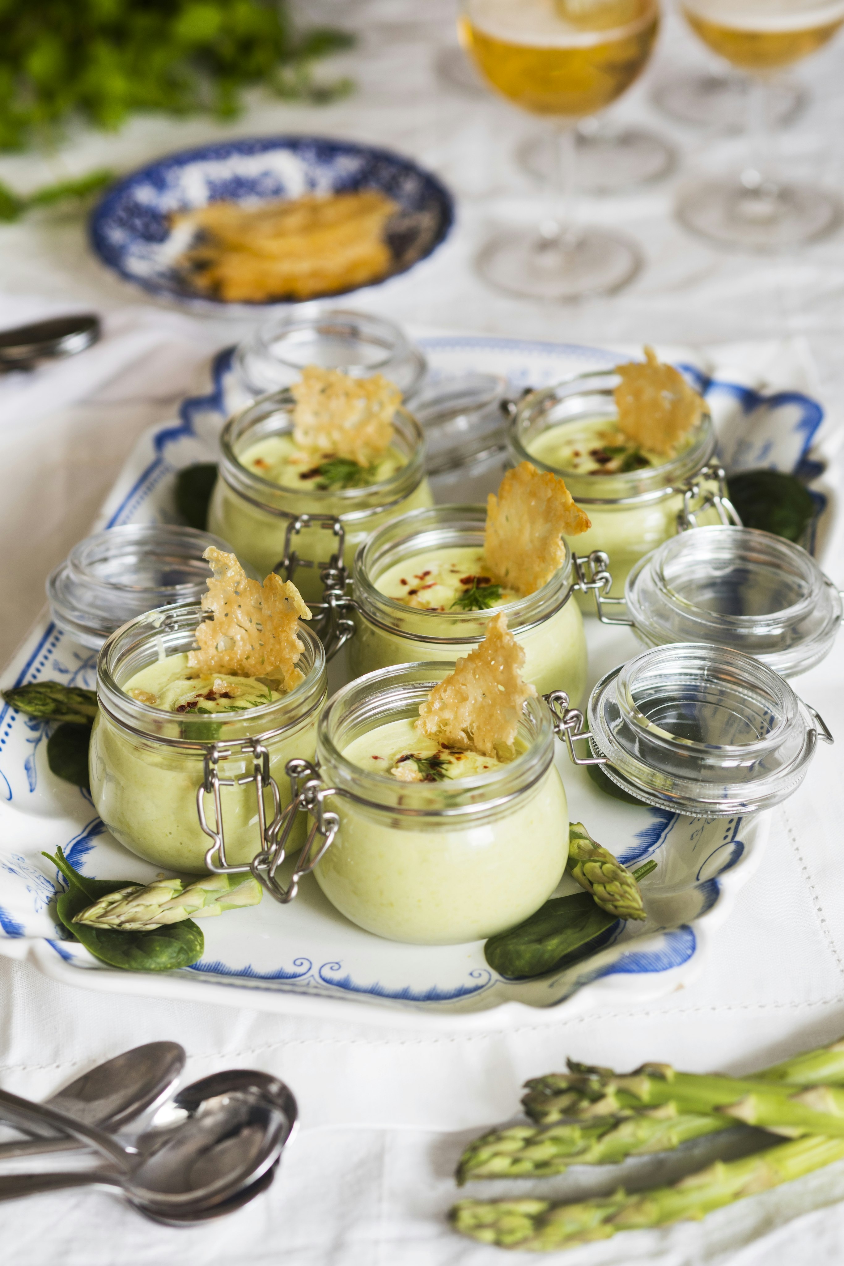 Avokado- och sparrissoppa med ostflarn