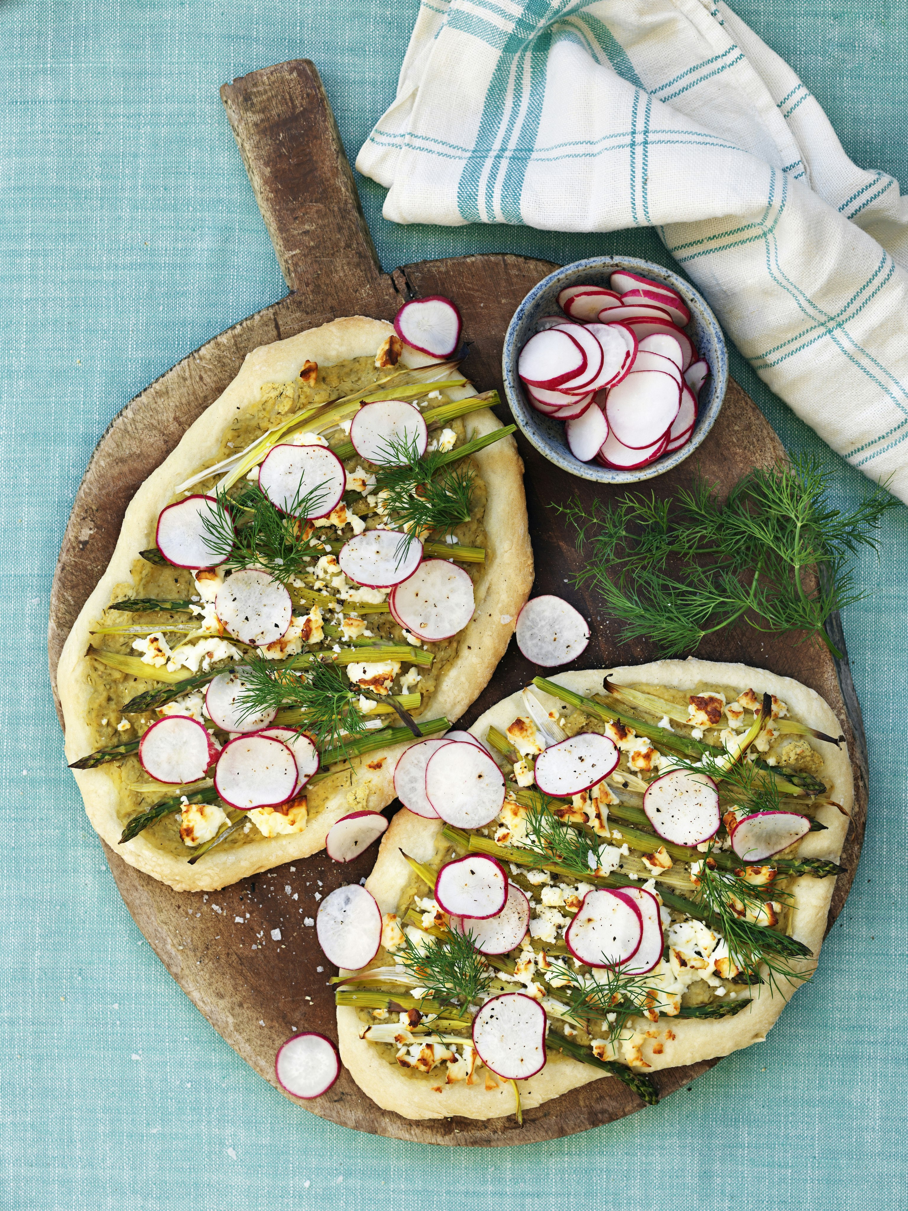 Sparrispizza med fetaost och hummus