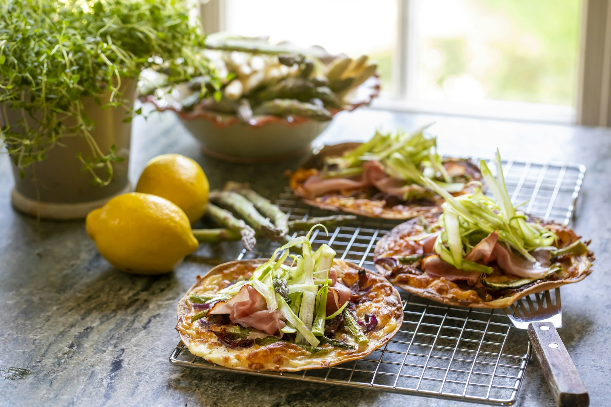 Sparrispizza på tortillabröd