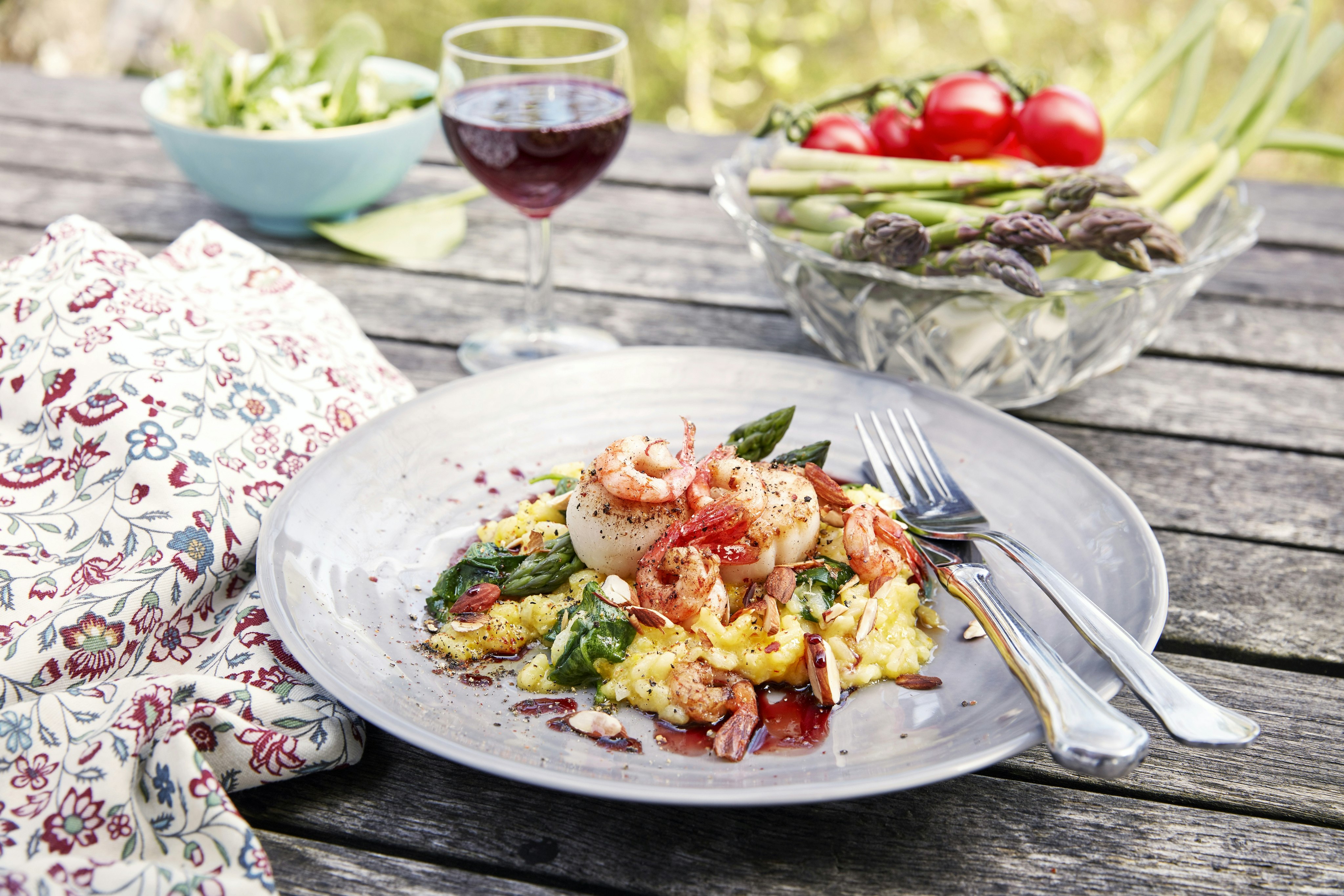 Sparrisrisotto med pilgrimsmusslor och räkor