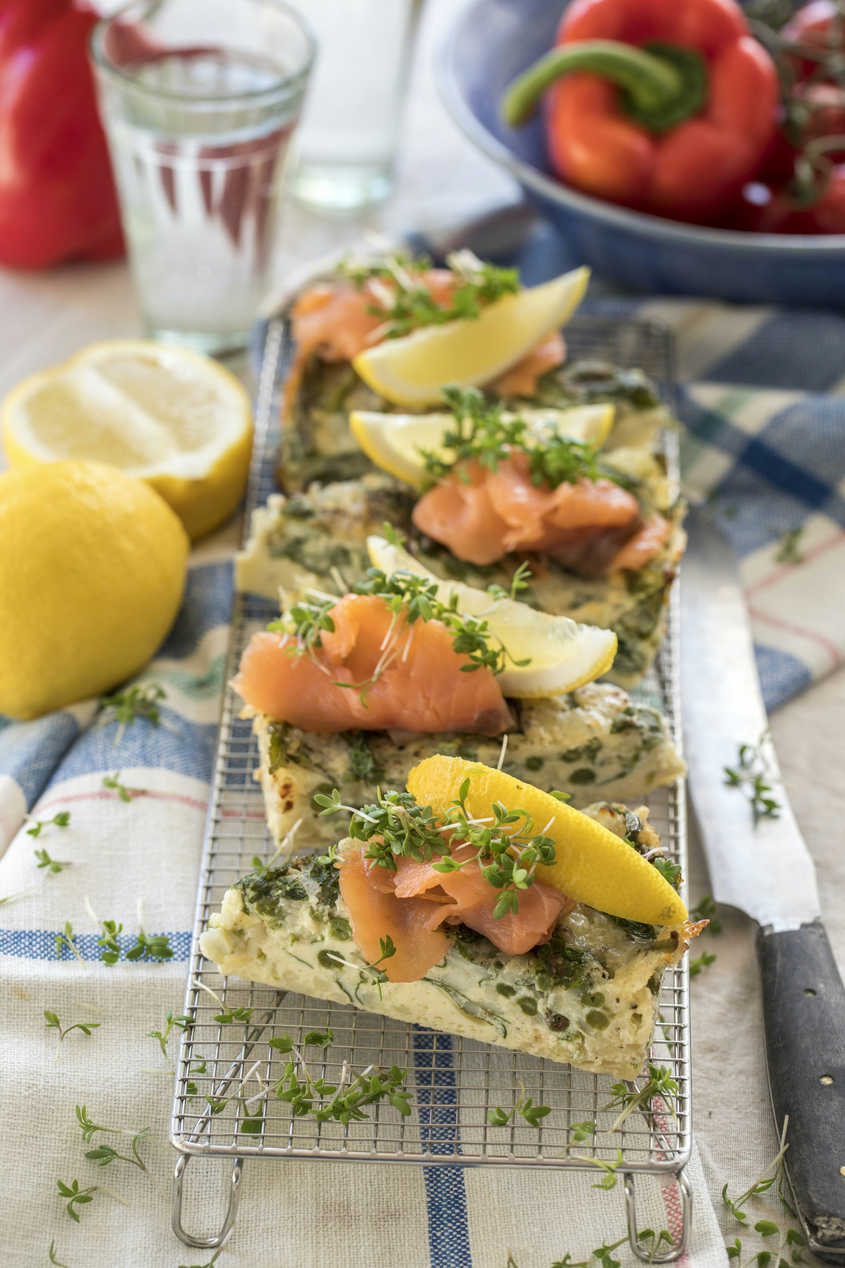 Spenat- och bönpaj med kallrökt lax