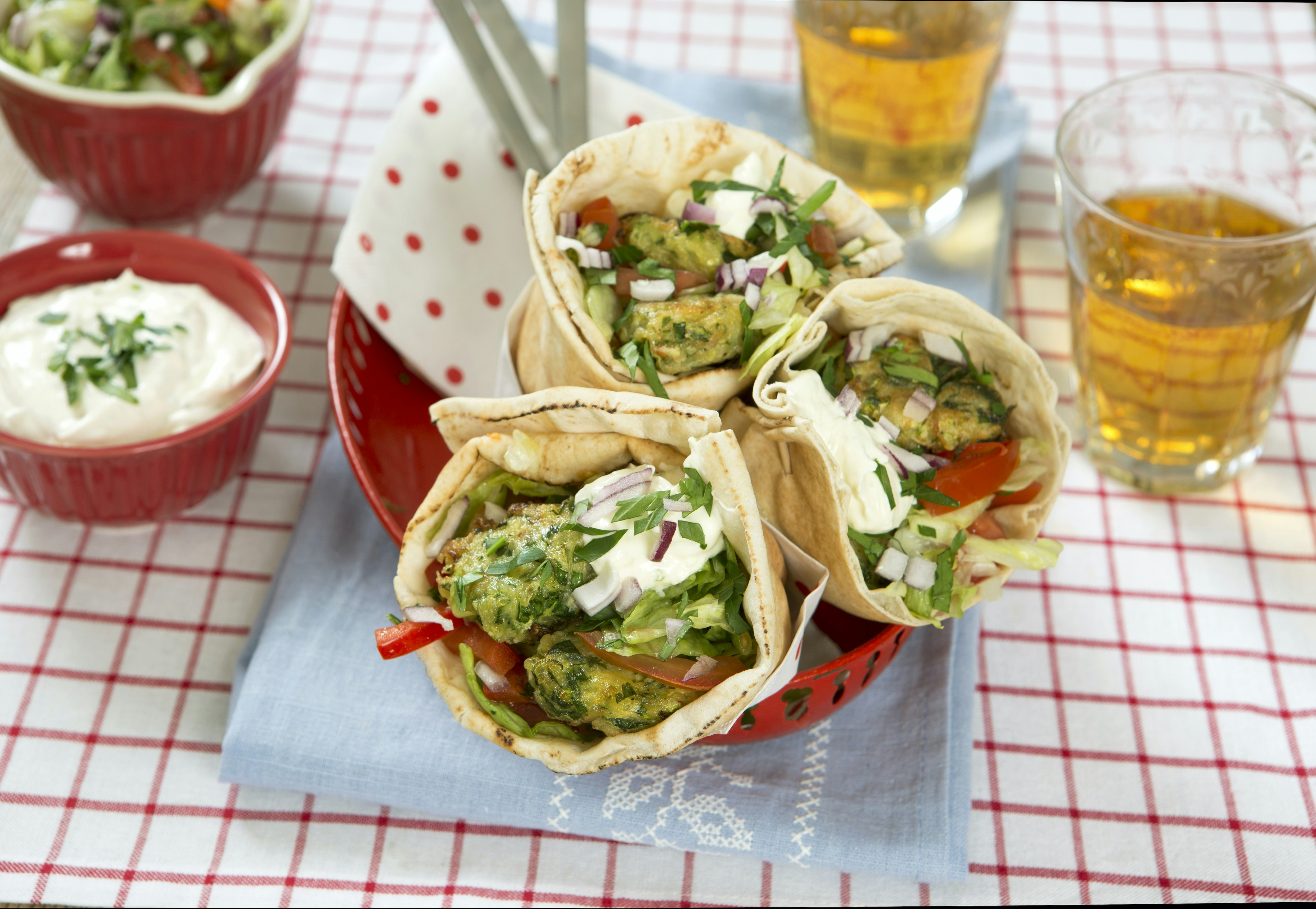 Squashbiffar i pitabröd med kall limesås