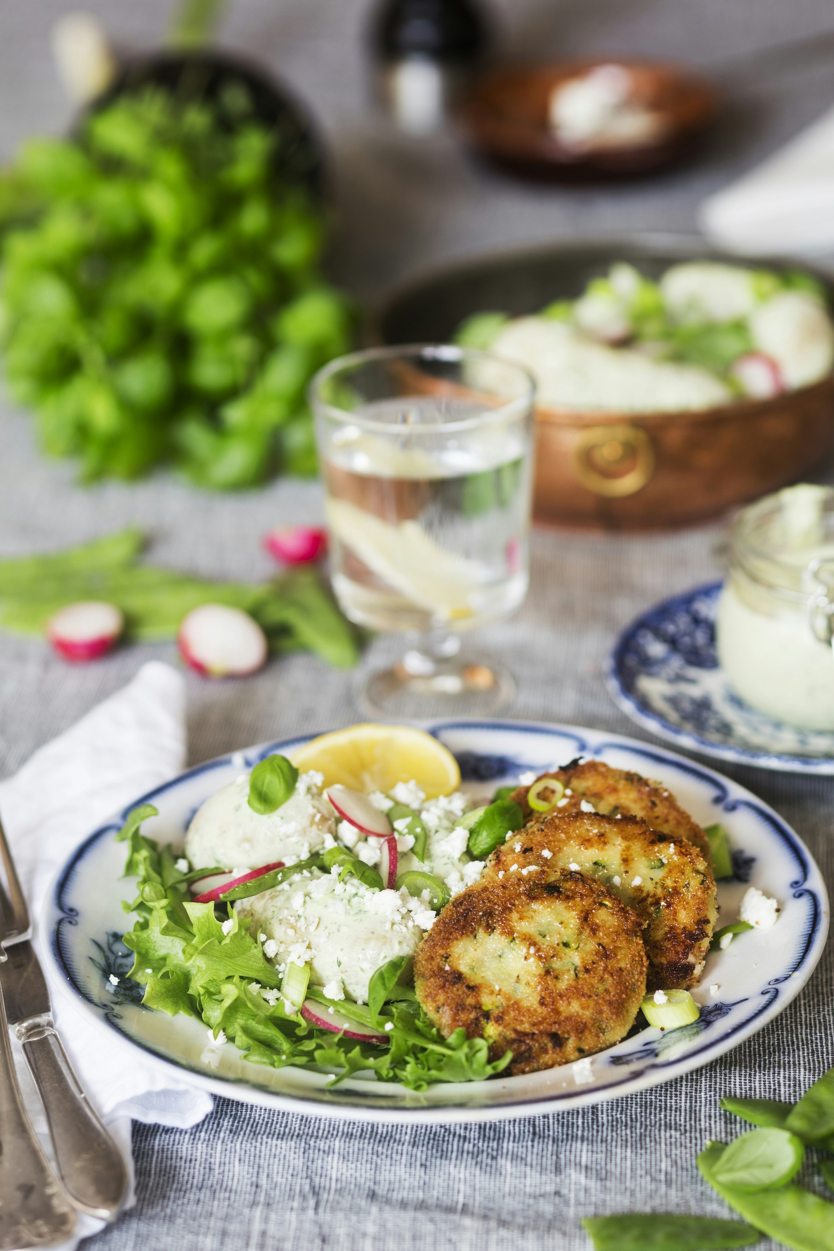 Squashbiffar med fetaost och grön potatissallad