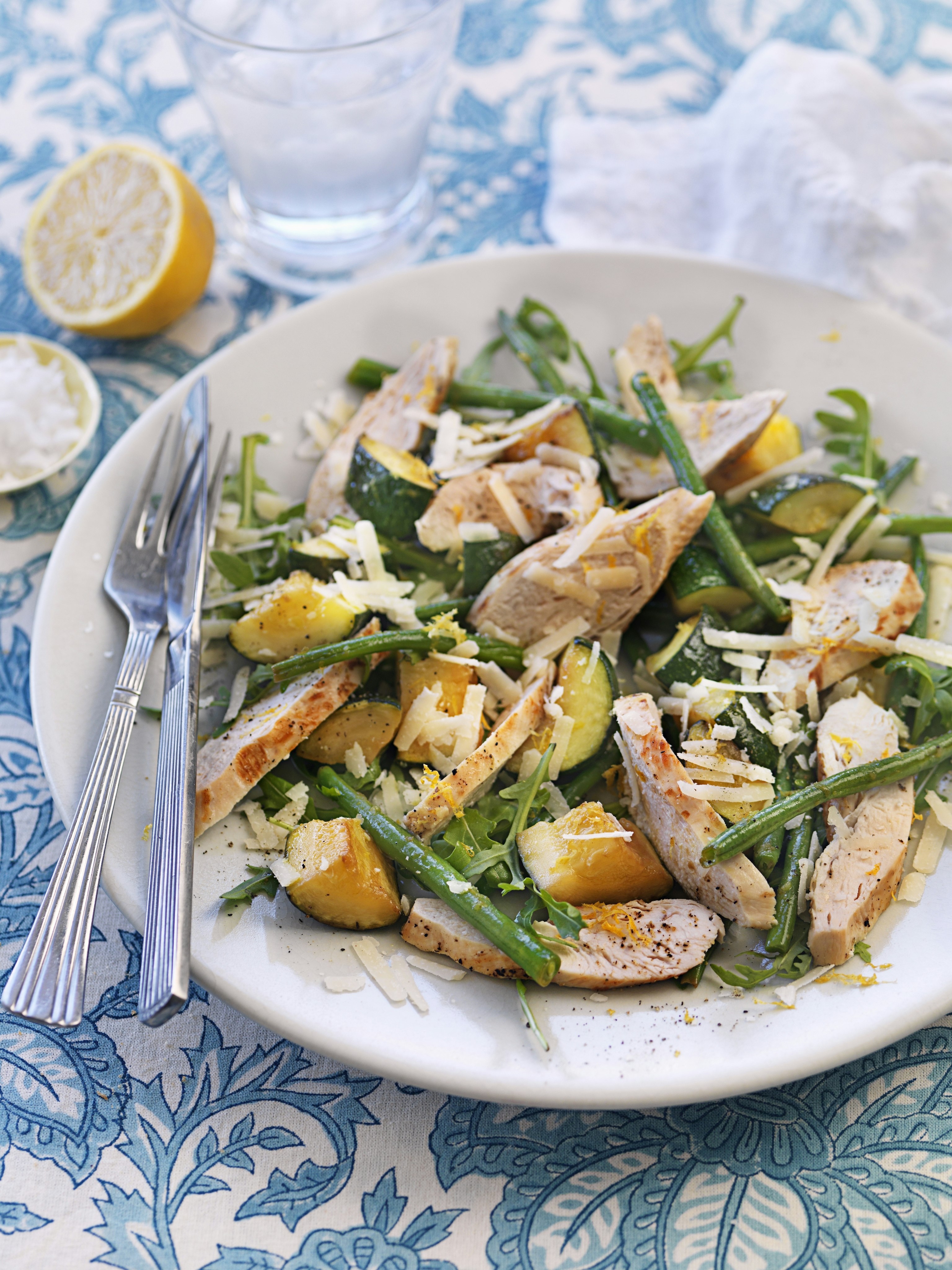 Varm kycklingsallad med stekta grönsaker