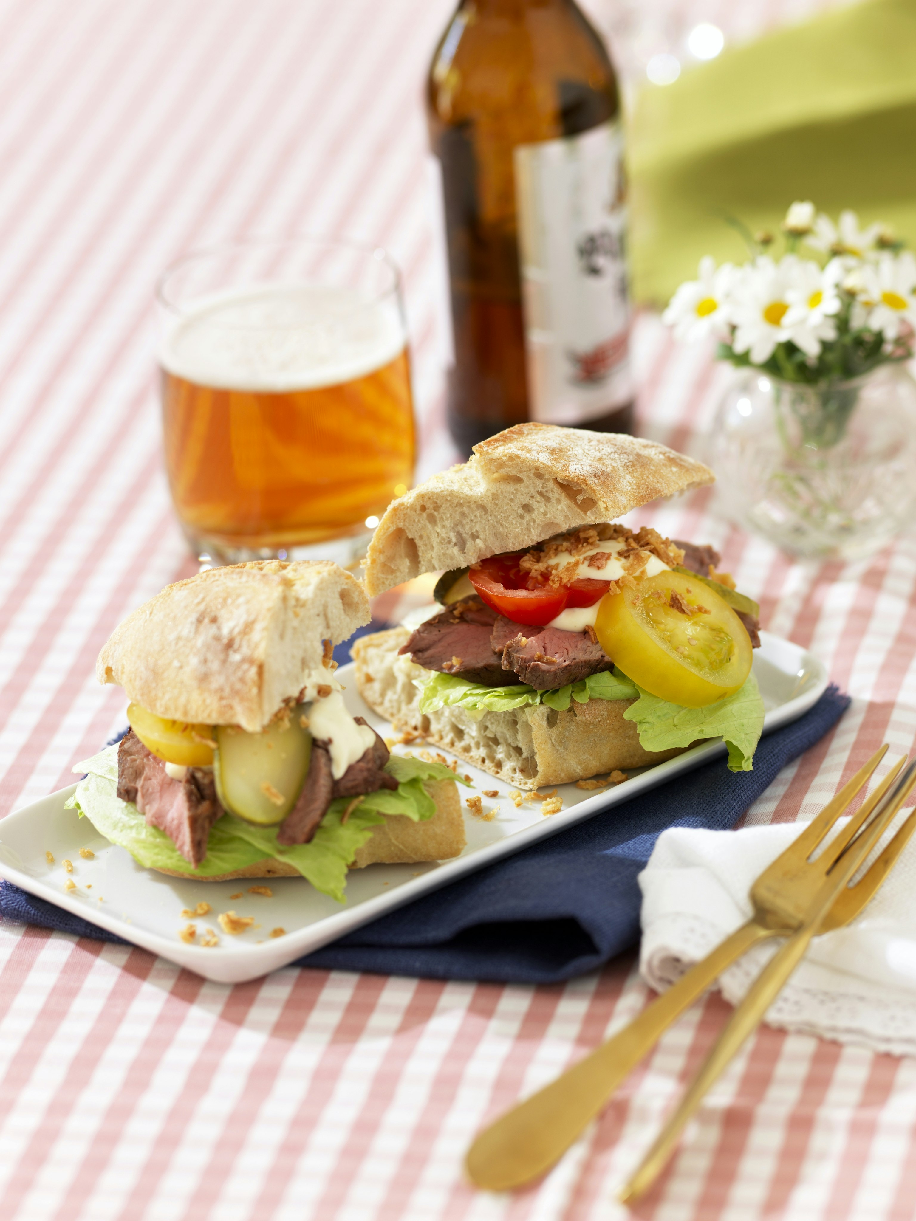 Steak sandwich med senapssås