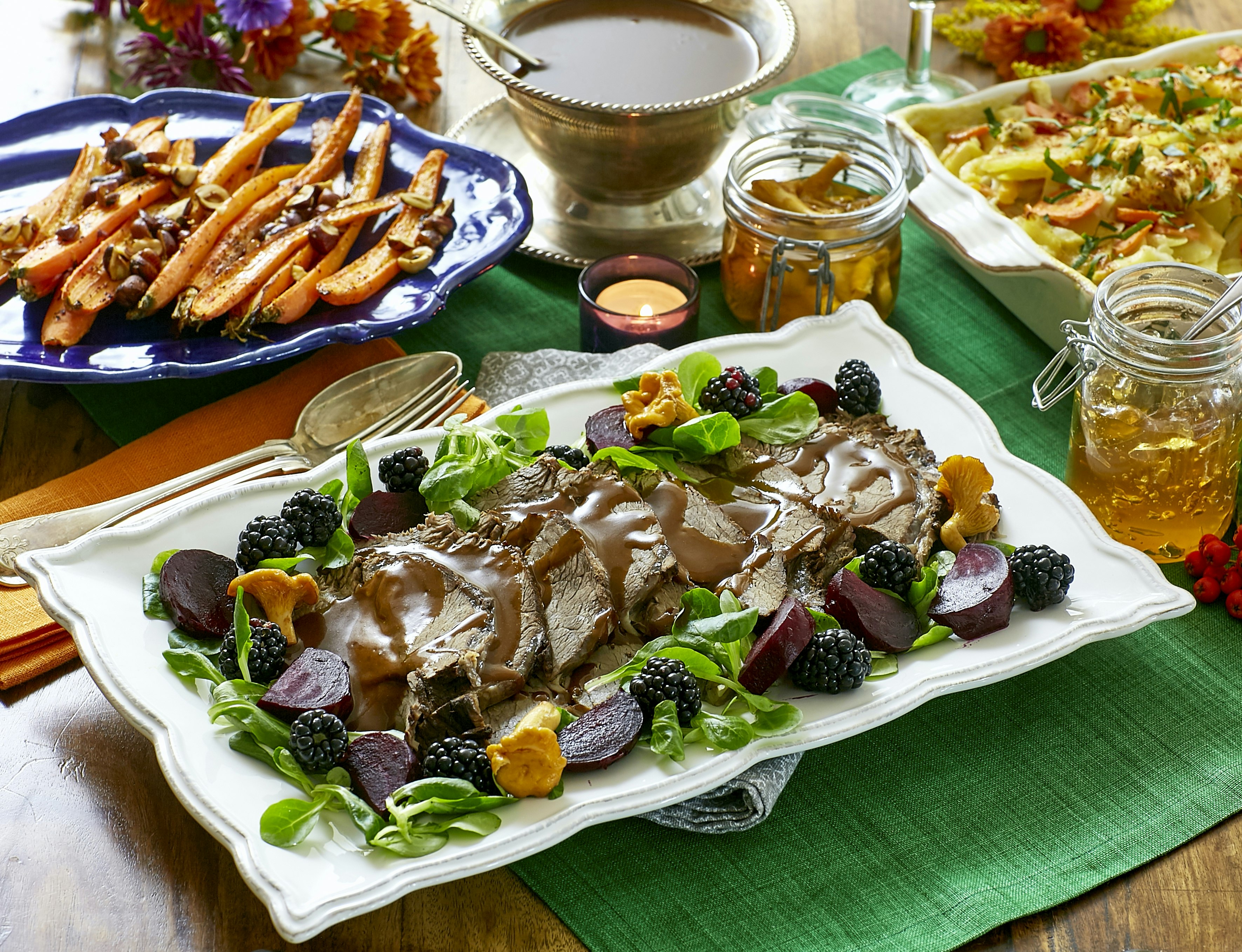 Stek med svagdricka, syltade kantareller och björnbär