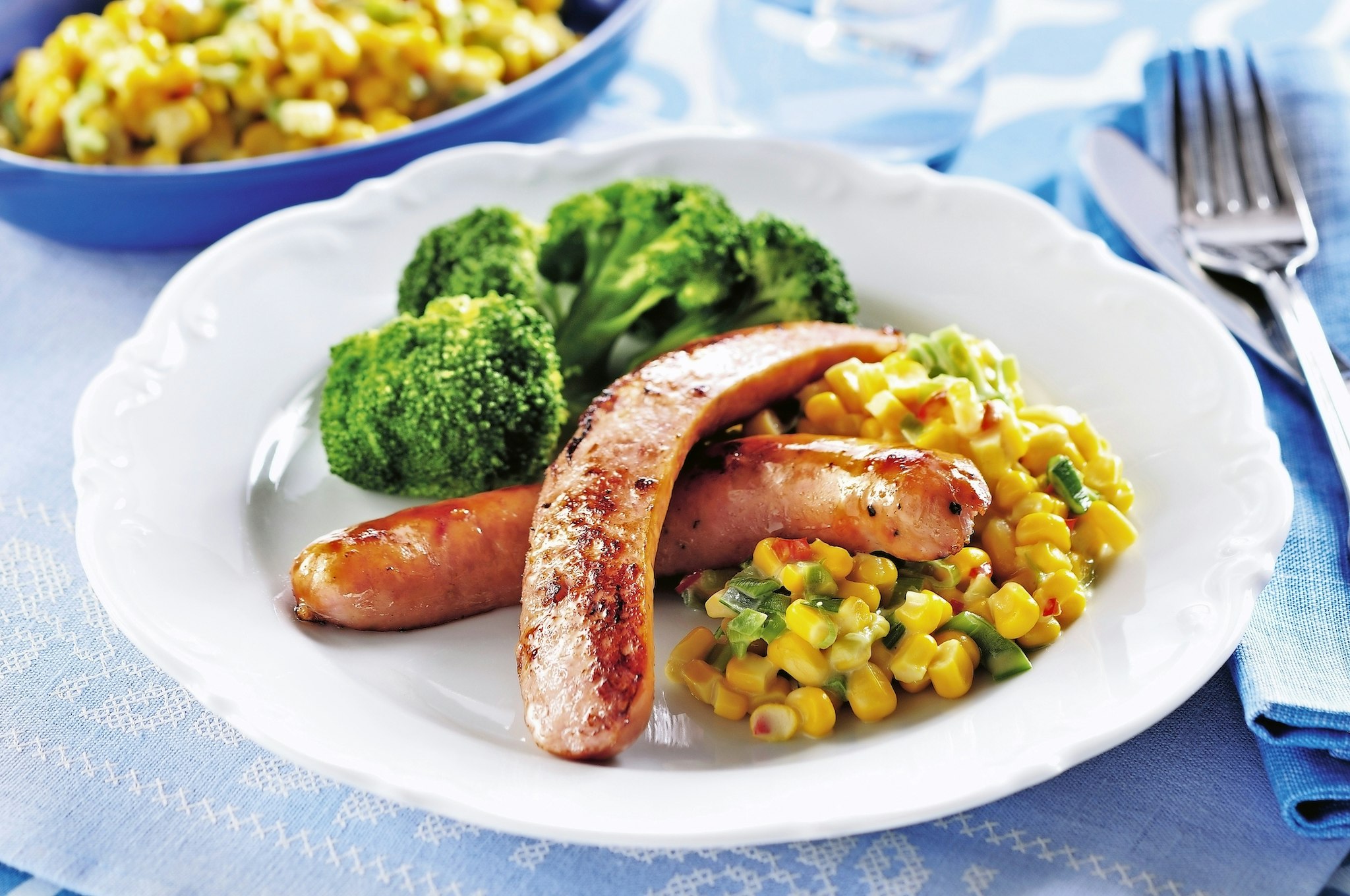 Stekt korv med krämig majs och kokt broccoli