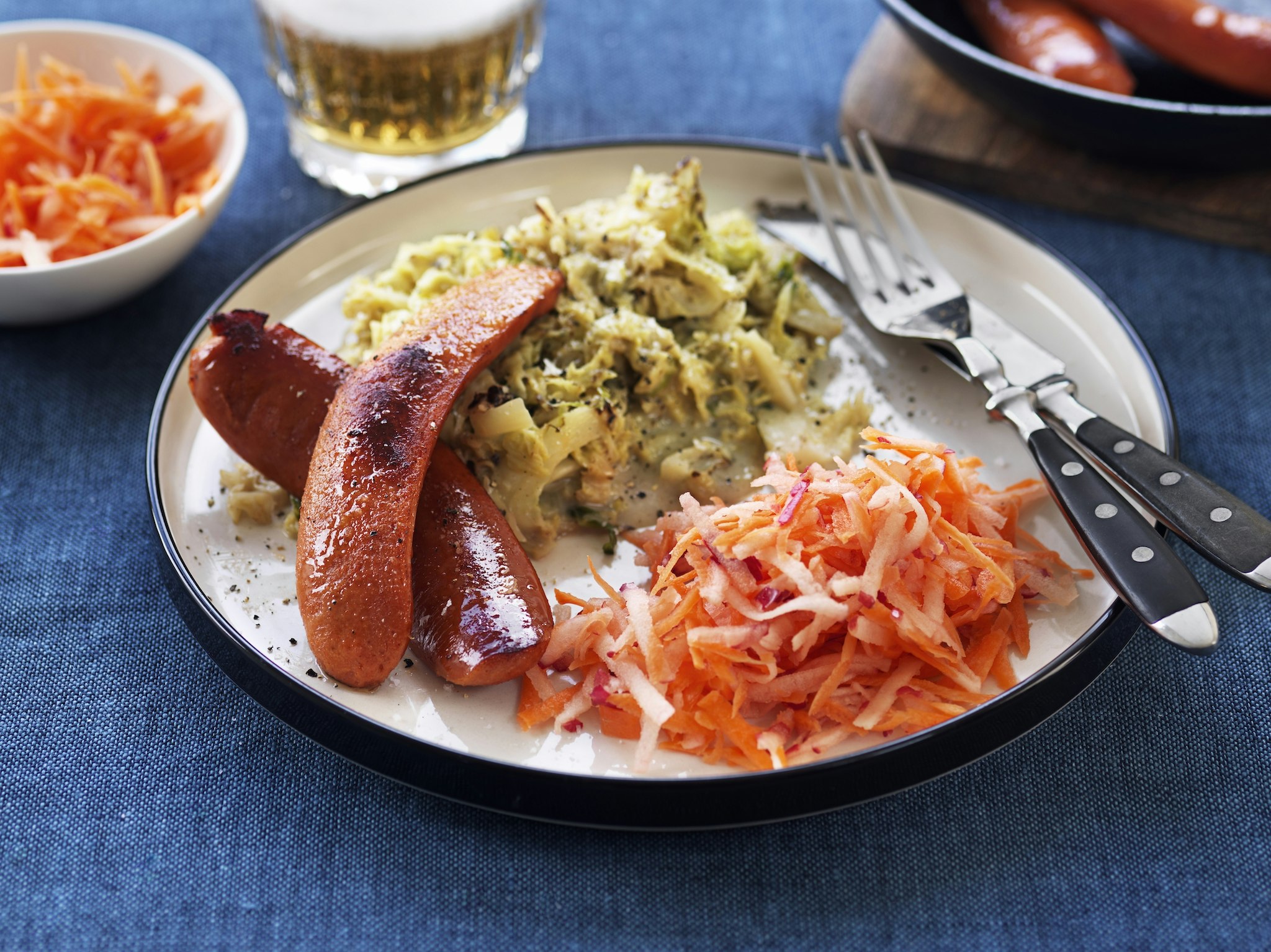 Stekt korv och gräddstuvad savojkål