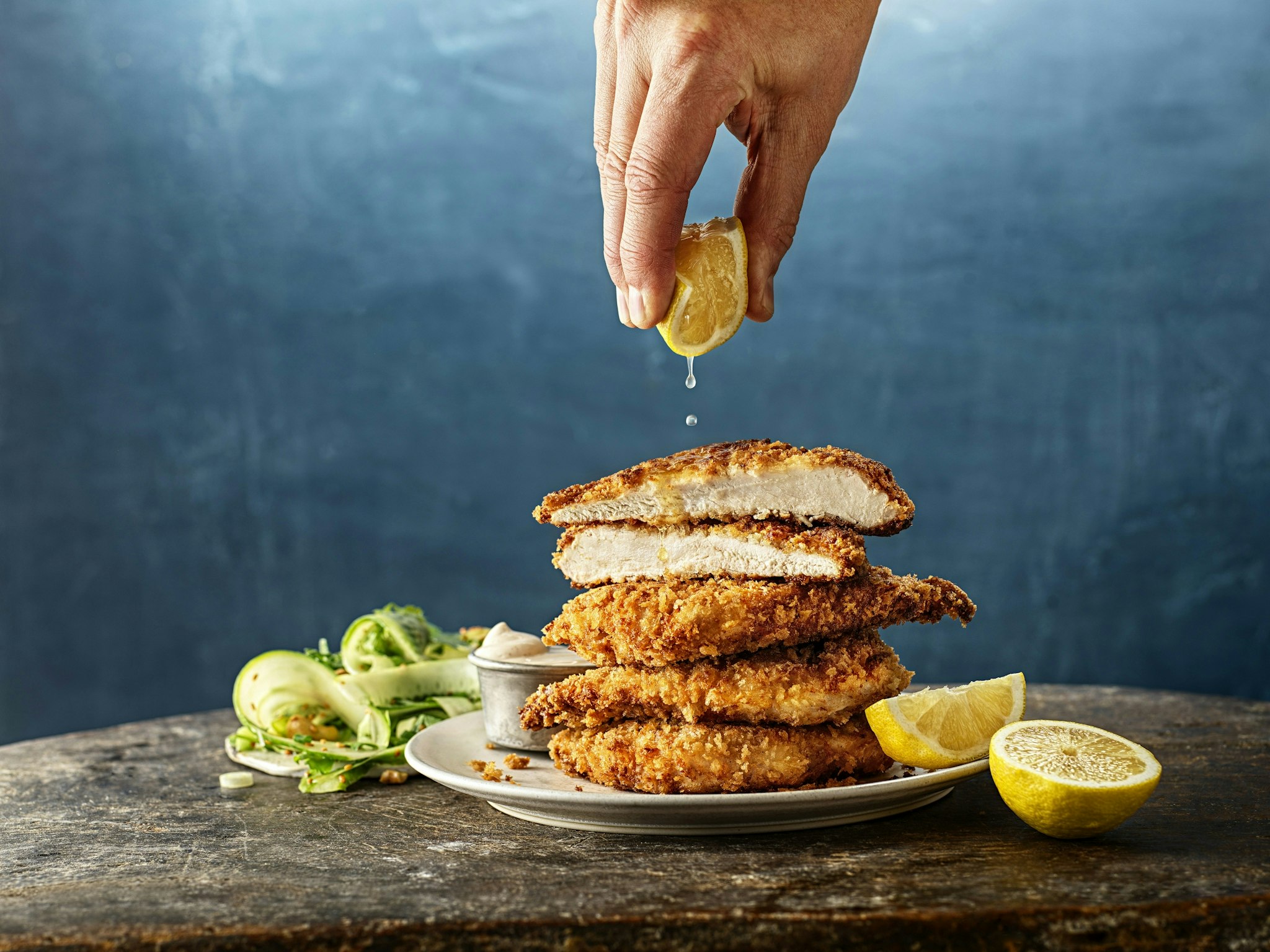 Kycklingschnitzel med gurksallad och dijonmajonnäs