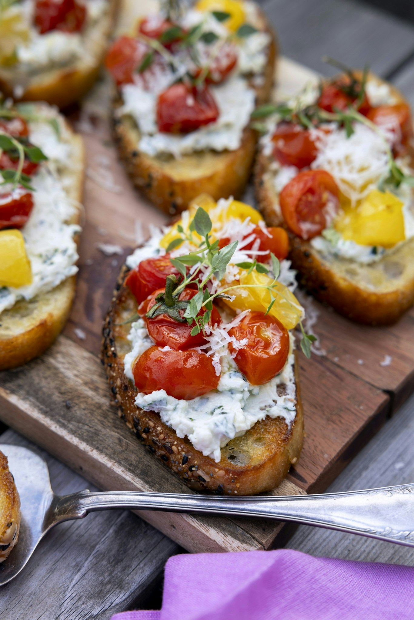 Stekt levainbröd med ricottaröra och rostade tomater