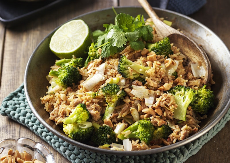 Stekt ris med kycklingfärs och broccoli.