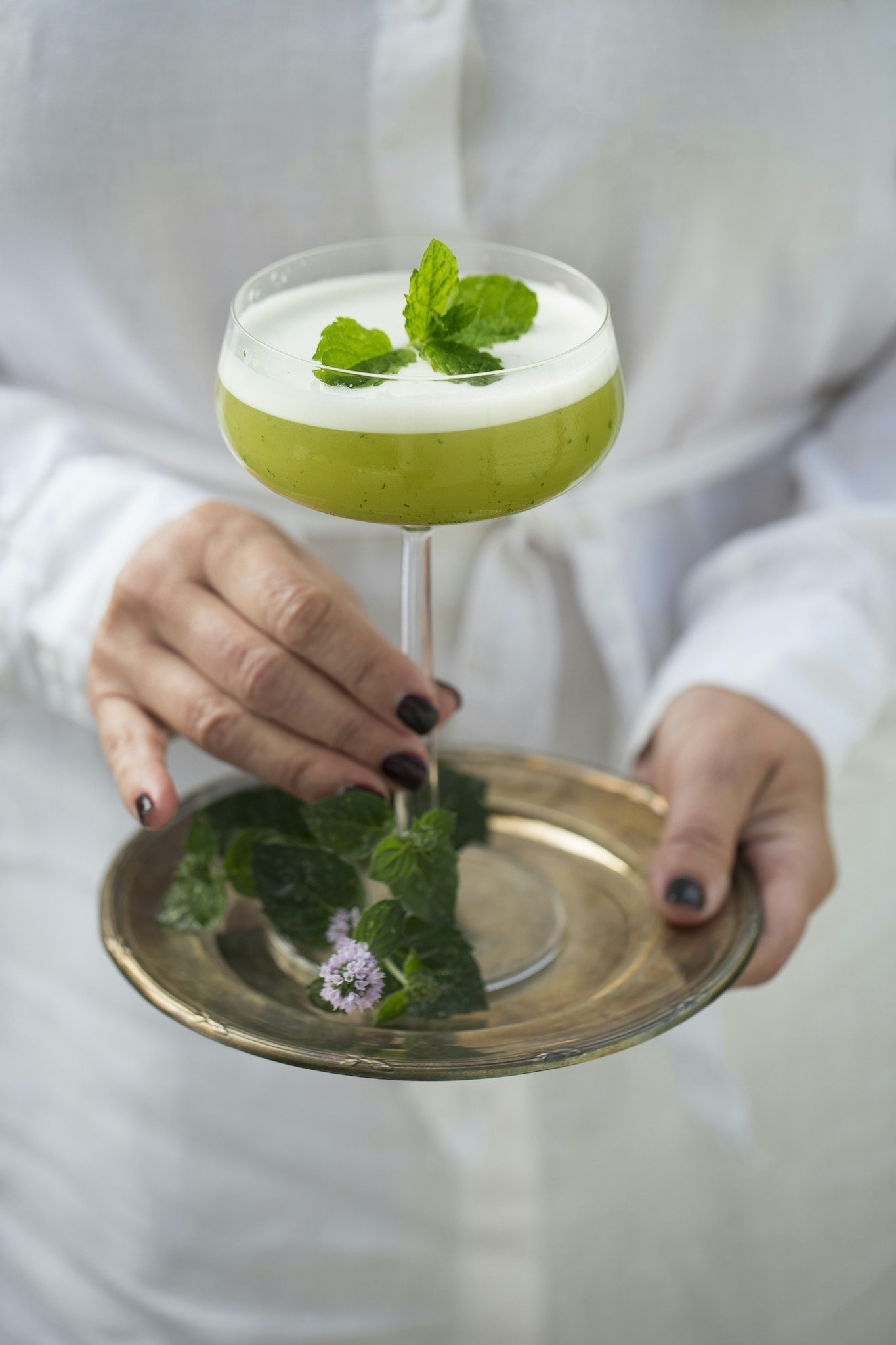 Svalkande grön drink med gin och mynta