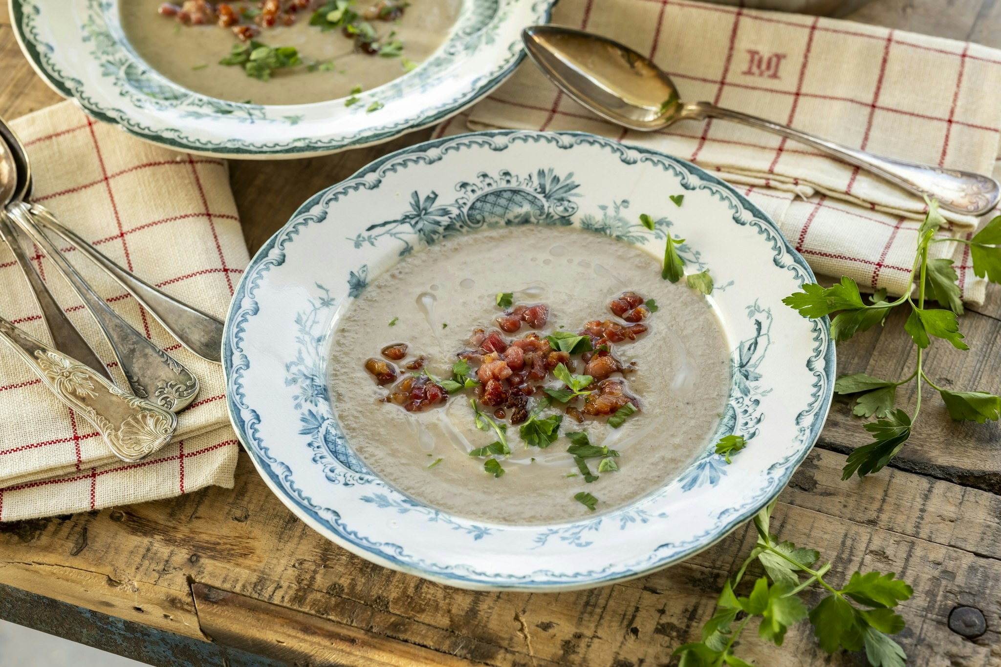 Svampsoppa med knaperstekt fläsk