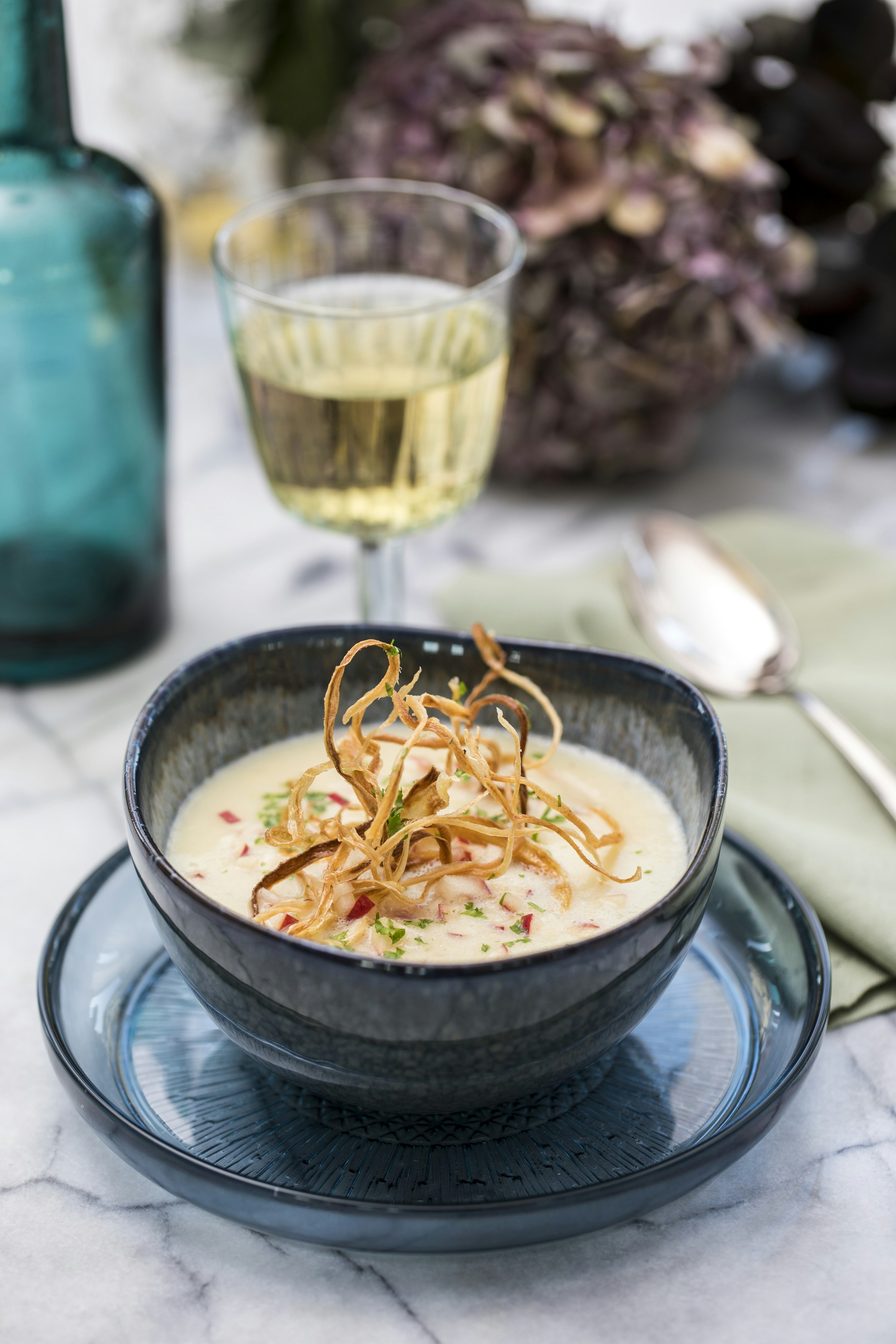 Svartrotssoppa med friterad svartrot och äpple