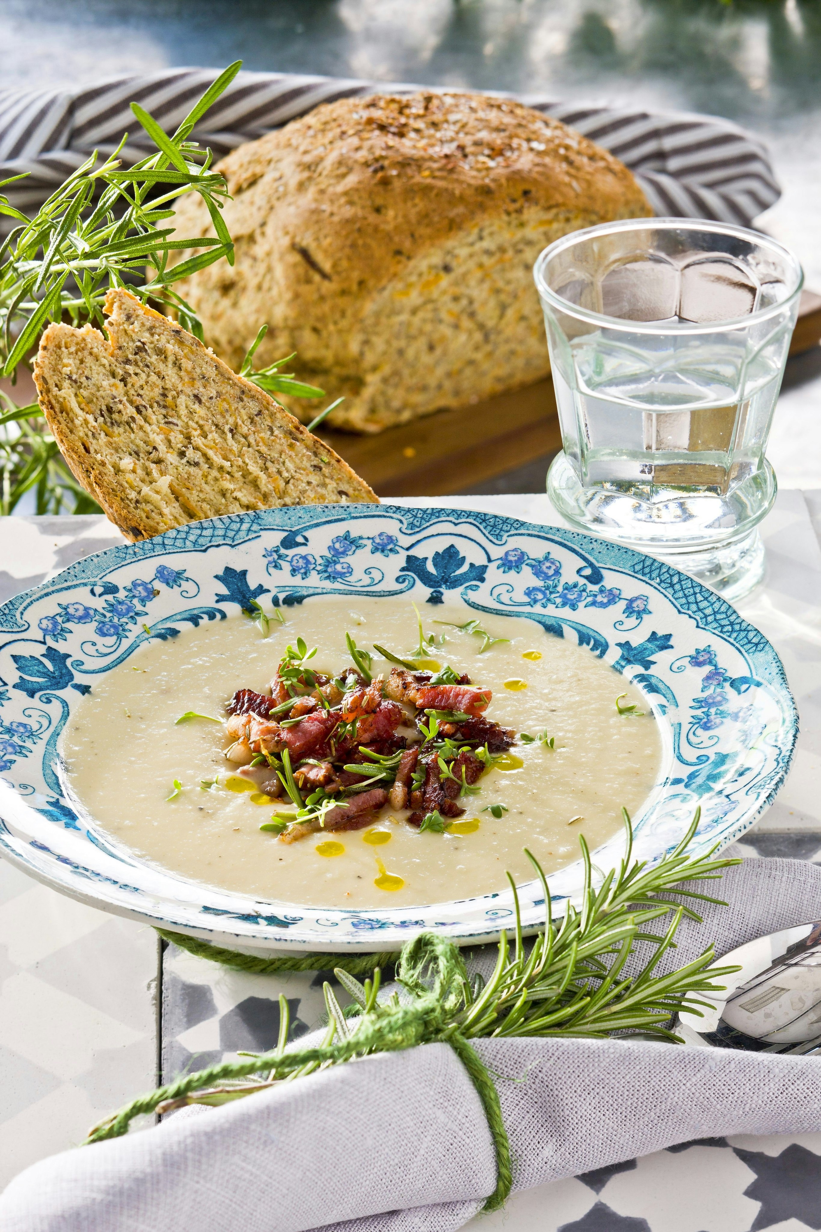 Svartrotssoppa med rosmarinstekt sidfläsk