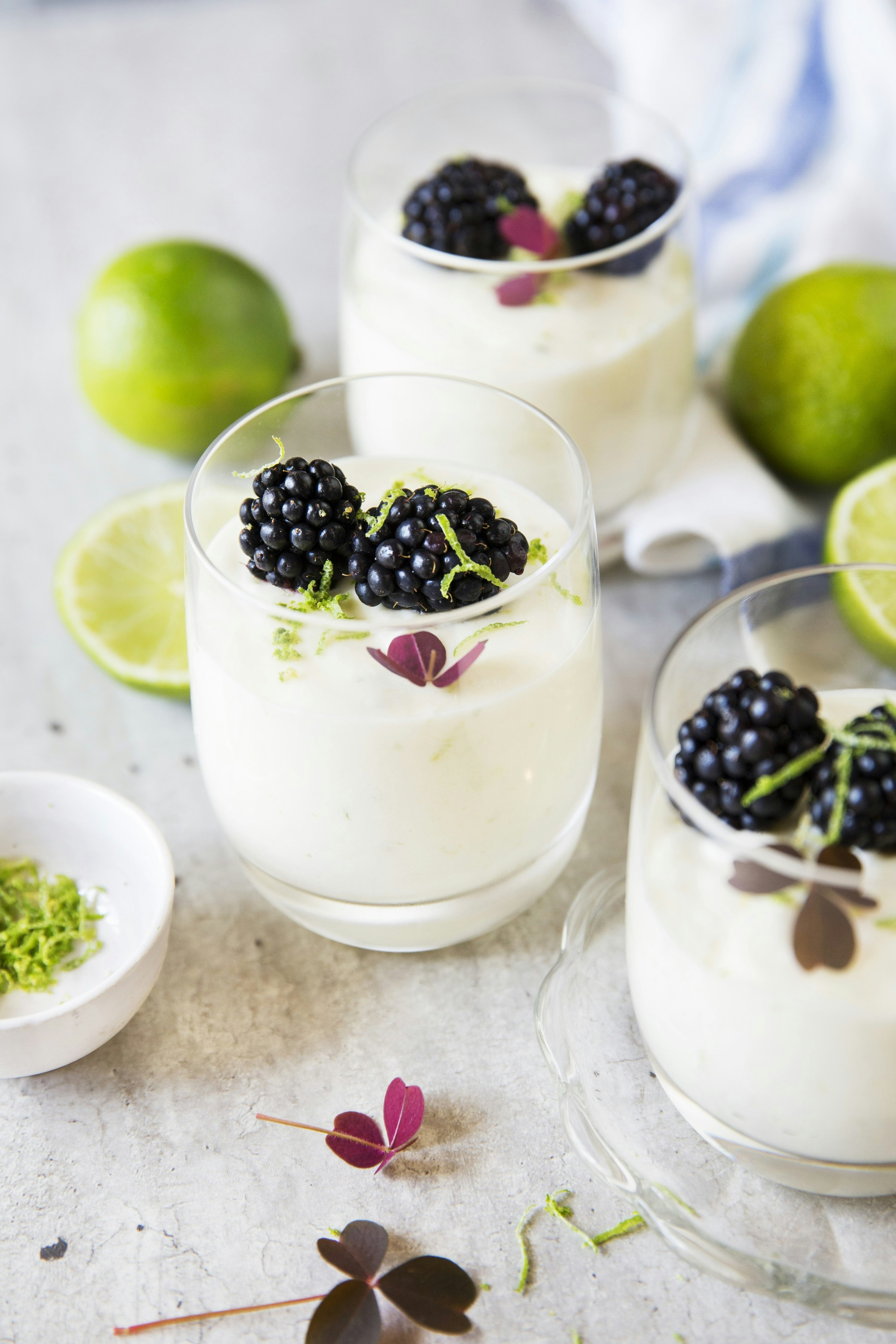 Syrlig limefromage med färska björnbär