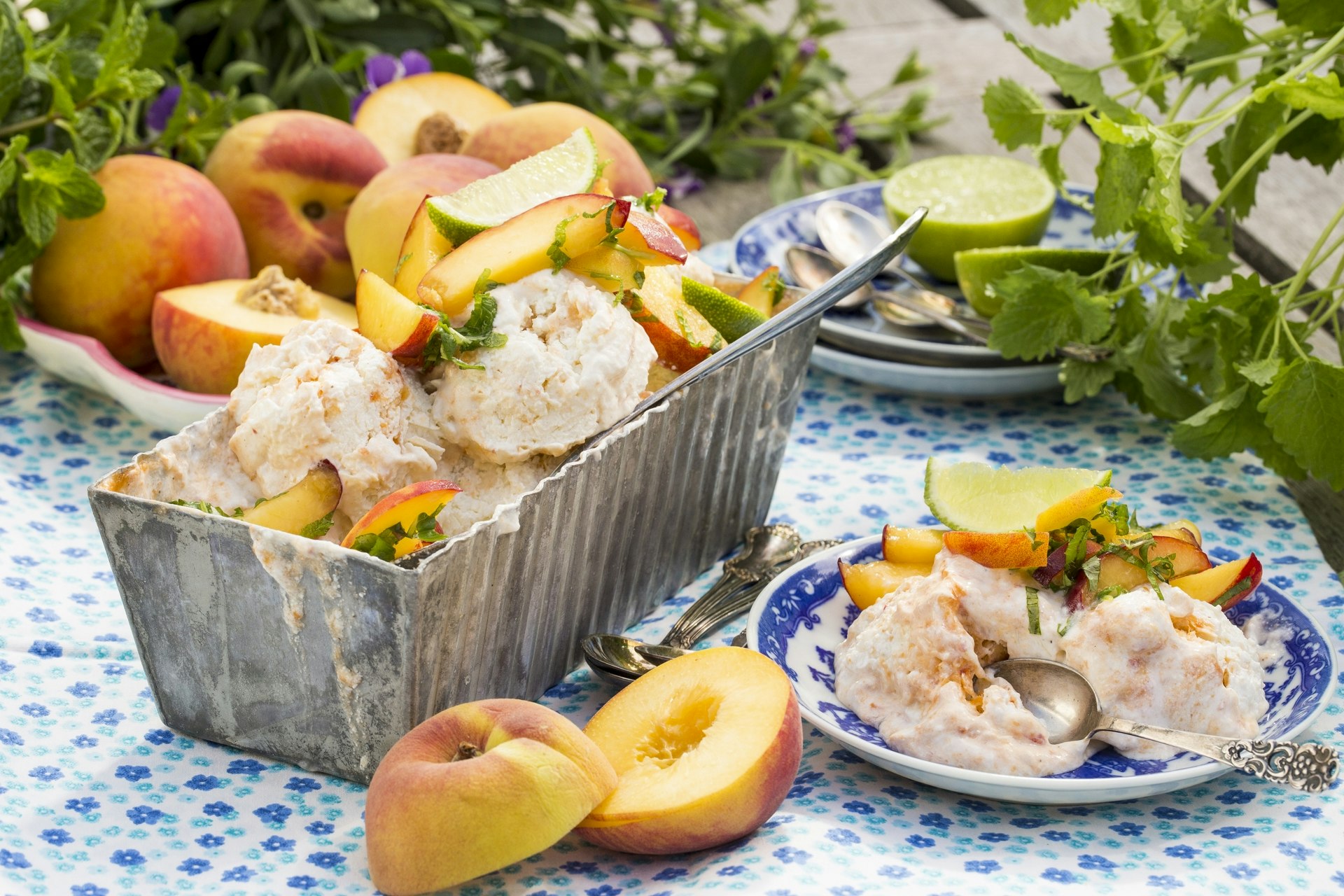 Syrlig yoghurtglass med persika och lime